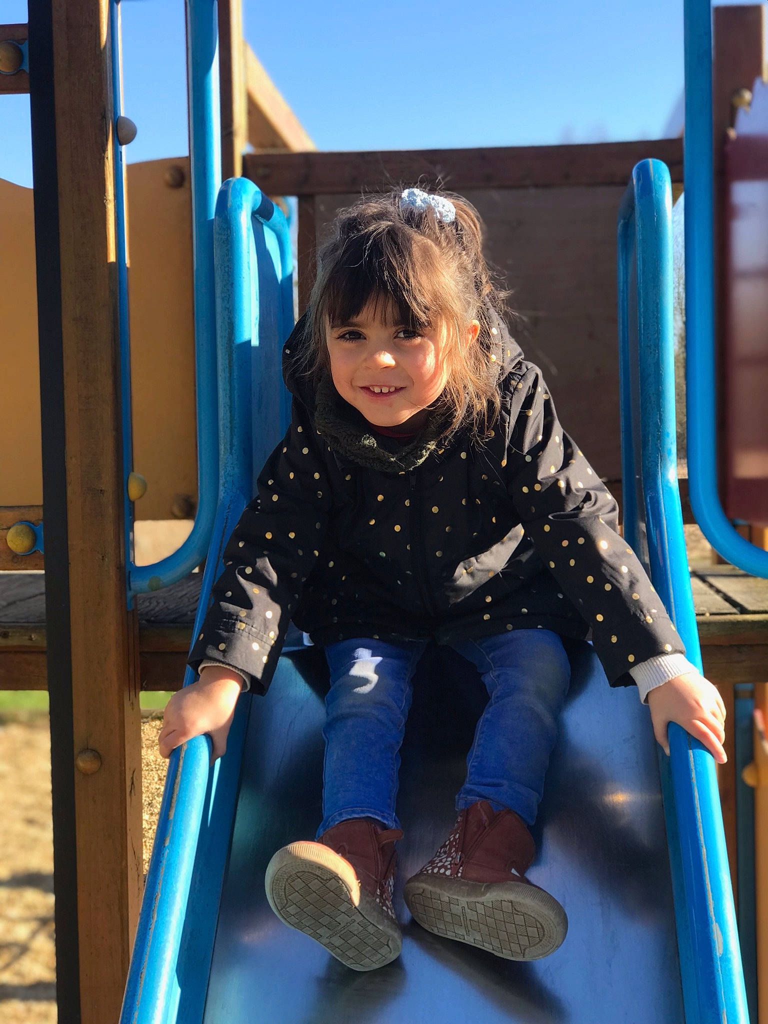 Dayala a rejoint le concours — aidez-le/la à gagner de superbes lots ! blue, boot, child, city, electric_blue, fun, happy, human_leg, joy, knee, leg, leisure, outdoor_play_equipment, person, play, playground, recreation, sitting, sky, smile