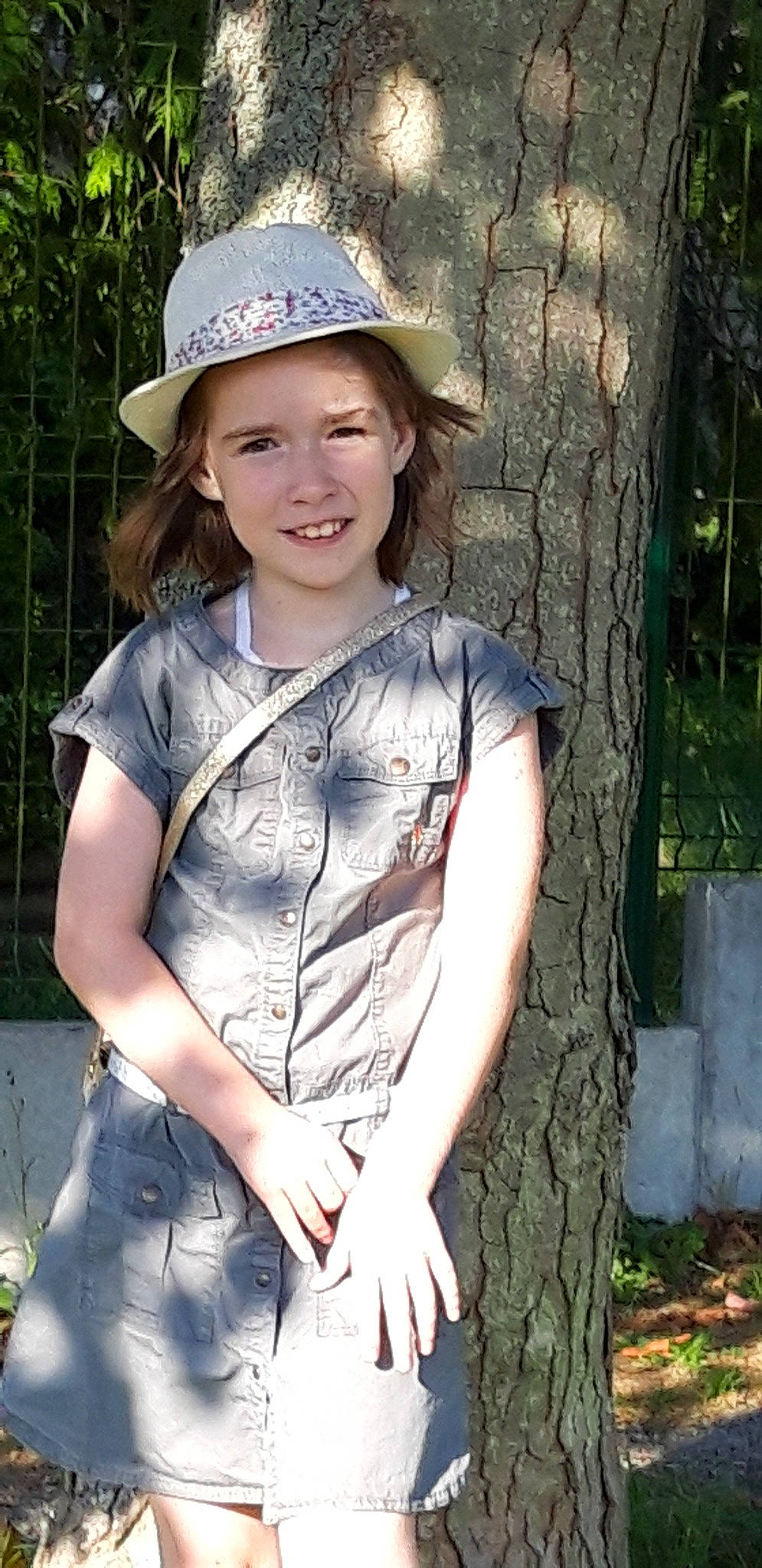 Louna participe au concours pour gagner de l'argent avec cette photo : child, child_model, clothing, headgear, headwear, joy, person, smile, sun_hat, t_shirt, tree