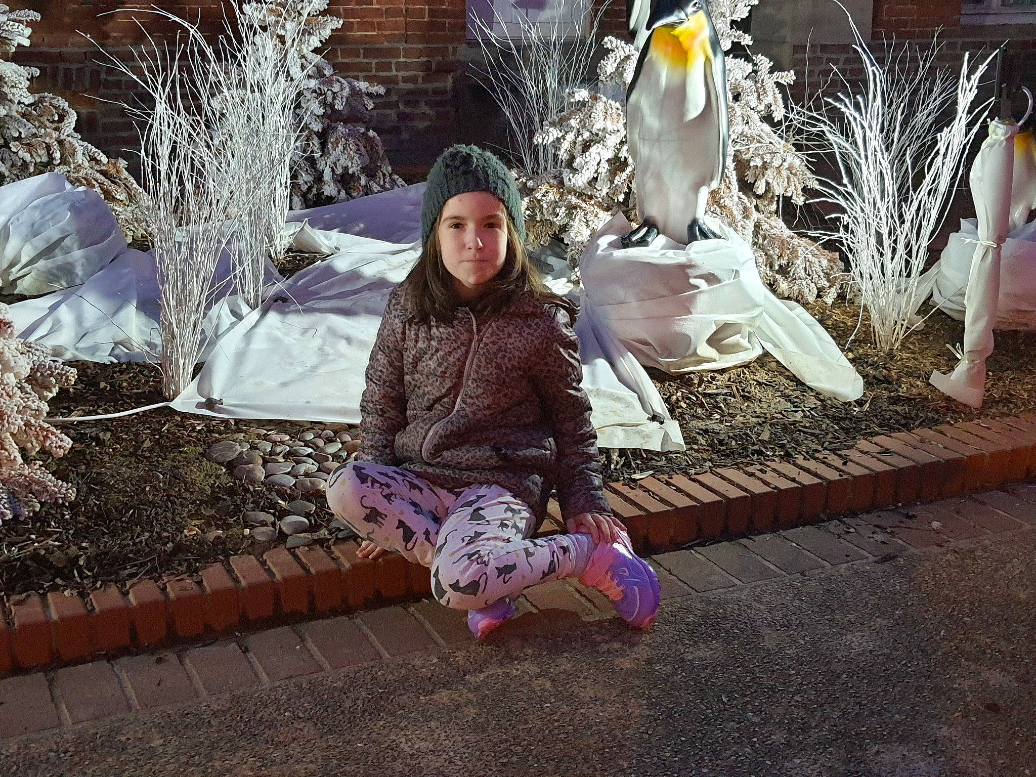 Louna participe au concours pour gagner de l'argent avec cette photo : foot, headwear, person, sitting, street_fashion, winter