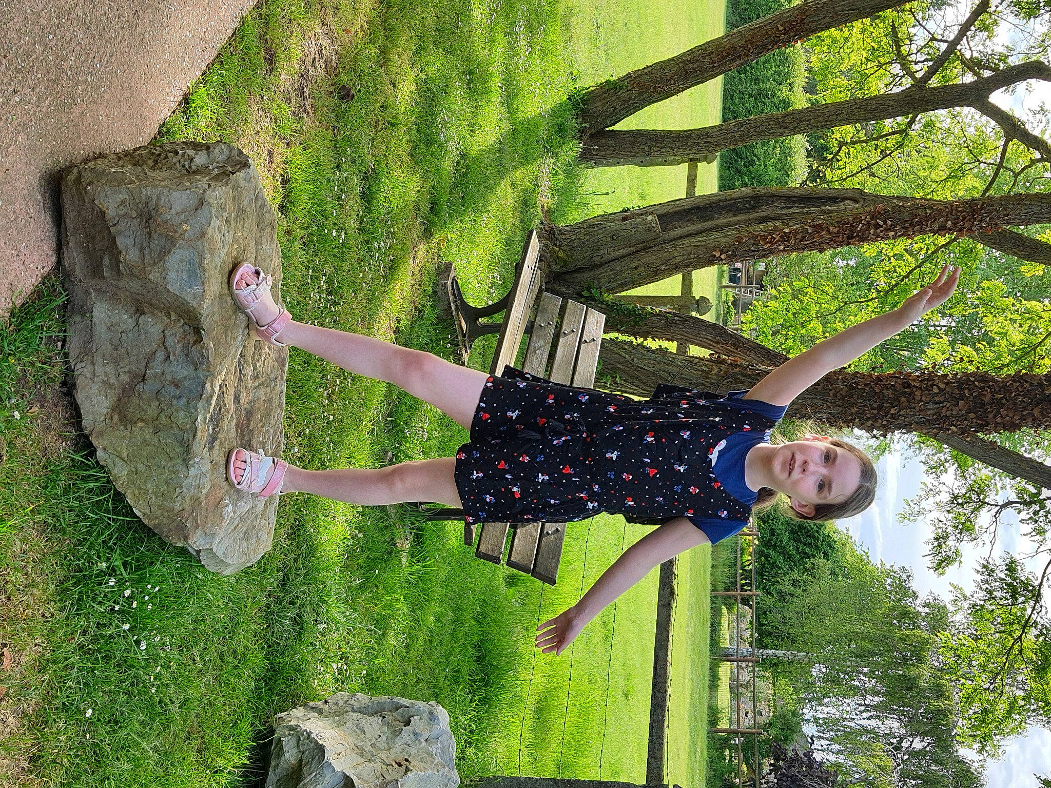 Louna a rejoint le concours — aidez-le/la à gagner de superbes lots ! boot, botany, dress, fun, grass, happy, human_leg, leaf, leisure, pattern, people_in_nature, person, plant, recreation, shrub, spring, thigh, tree, trunk, waist