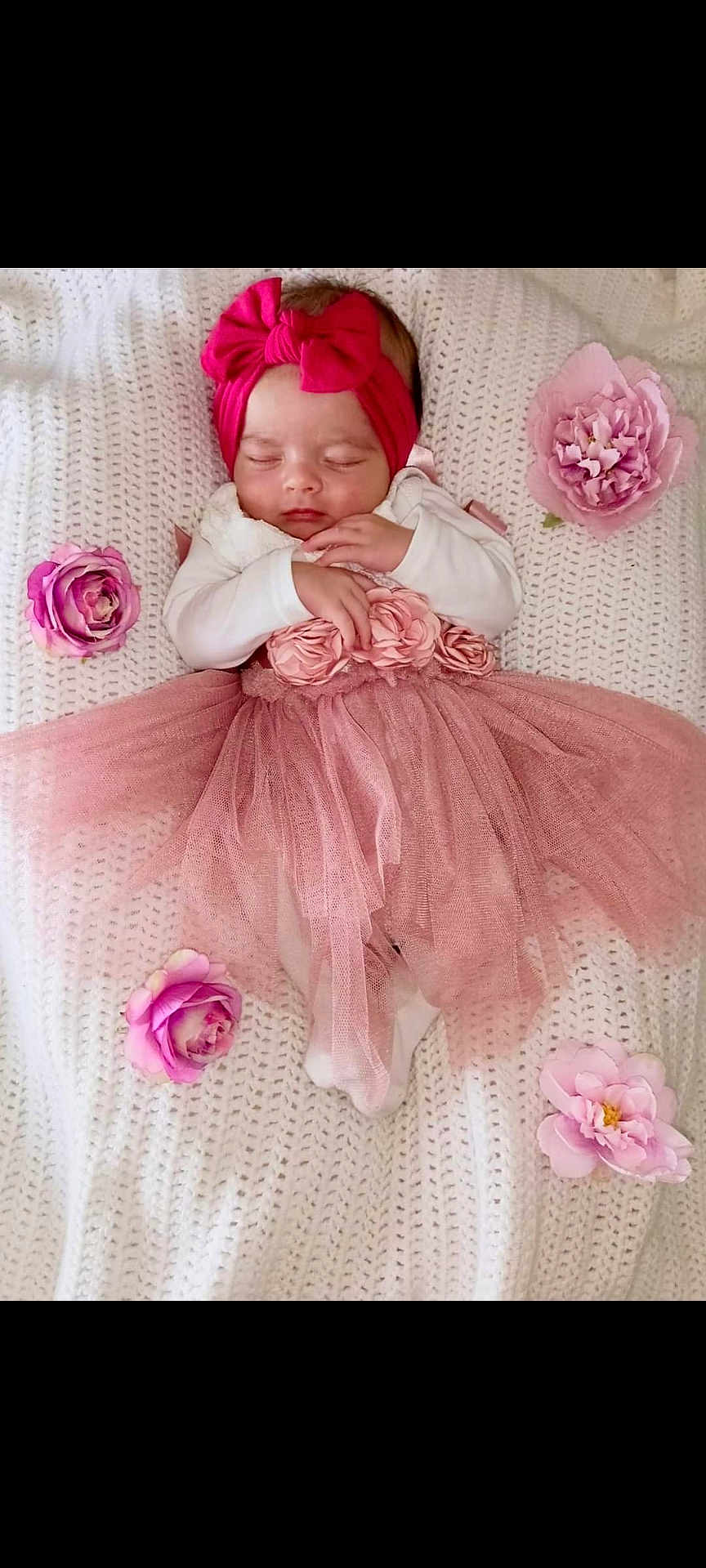 Elia a rejoint le concours — aidez-le/la à gagner de superbes lots ! baby, bed, clothing, costume, cushion, dress, face, flower, flowerarrangement, furniture, head, homedecor, newborn, person, petal, photography, plant, portrait, purple, rose