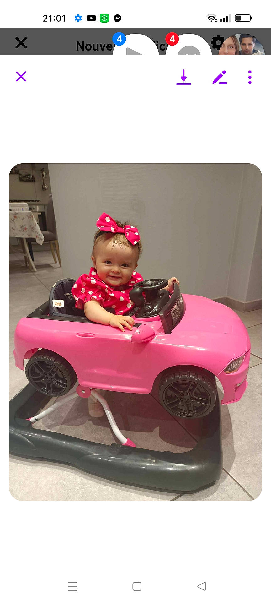 Elia a rejoint le concours — aidez-le/la à gagner de superbes lots ! accessories, baby, clothing, device, face, footwear, grass, hat, head, lawn, lawnmower, machine, person, photography, plant, portrait, shoe, sunglasses, tool, wheel