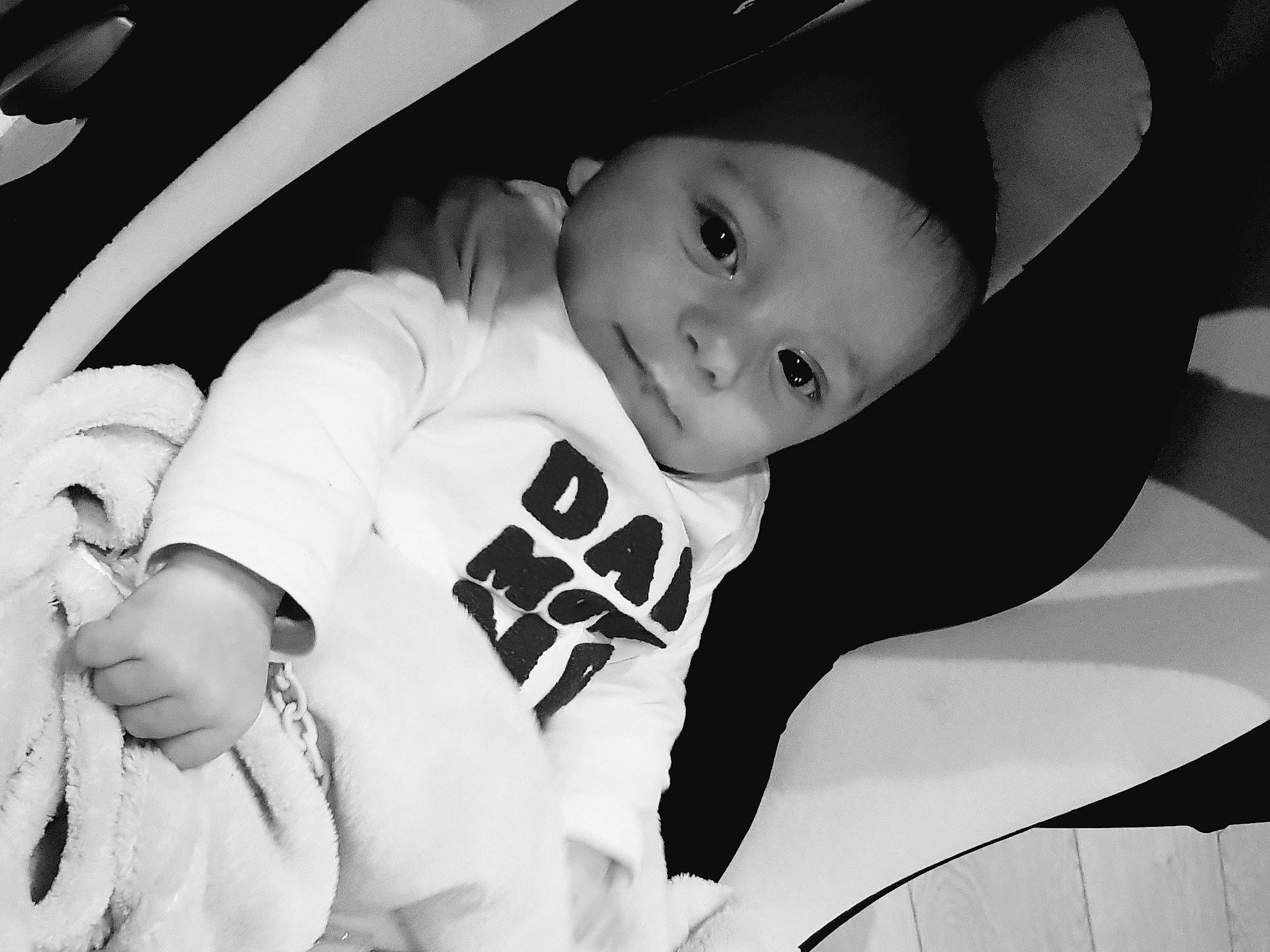 Timéo a rejoint le concours — aidez-le/la à gagner de superbes lots ! baby, baby_toddler_clothing, black, black_and_white, child, comfort, elbow, flash_photography, gesture, happy, hat, human_body, monochrome, monochrome_photography, person, sleeve, smile, style, t_shirt, toddler