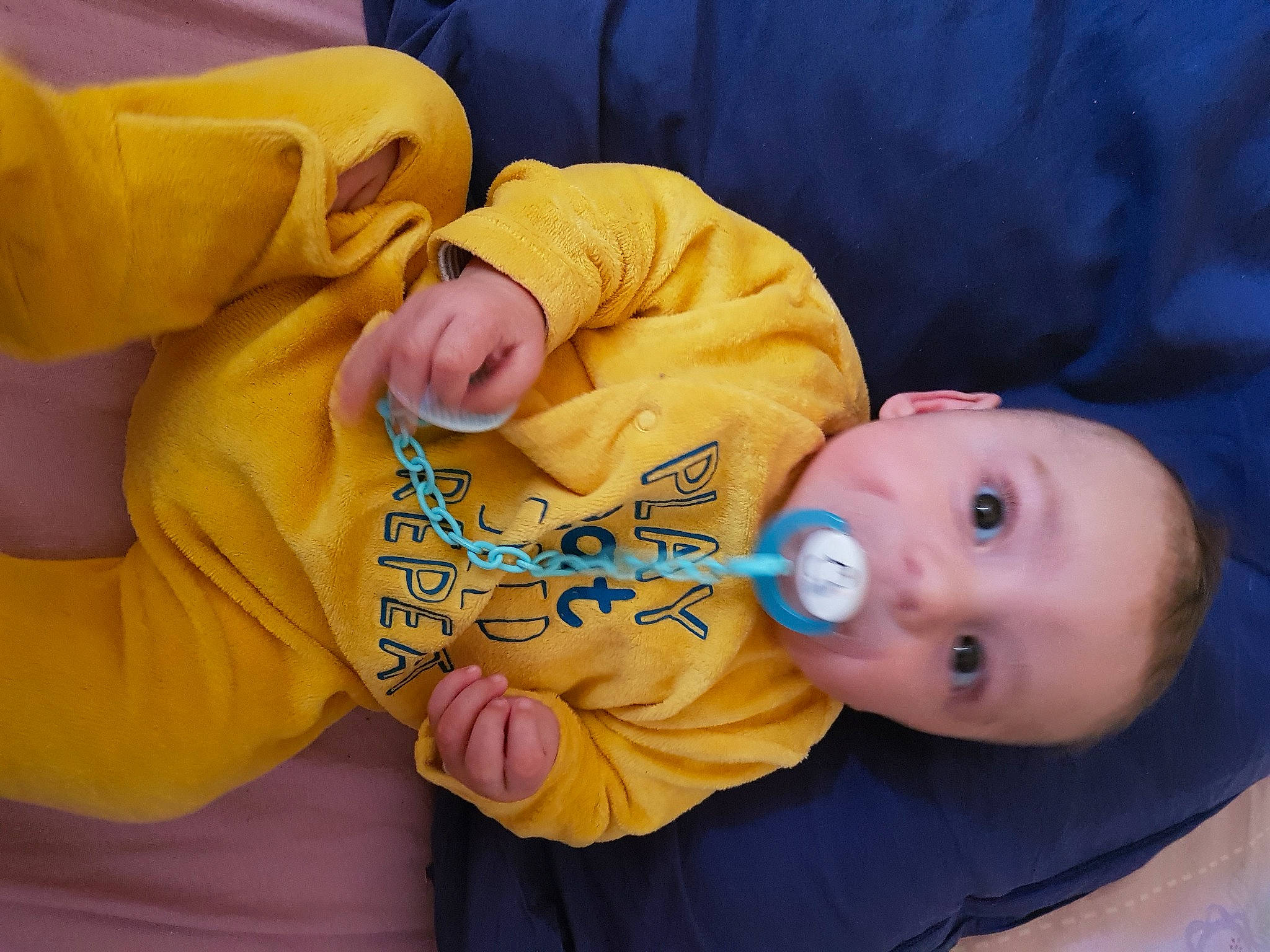 Timéo a rejoint le concours — aidez-le/la à gagner de superbes lots ! baby, baby_products, baby_sleeping, baby_toddler_clothing, bedtime, cheek, child, comfort, fun, happy, headgear, linens, mouth, nose, person, room, sitting, skin, sleeve, textile