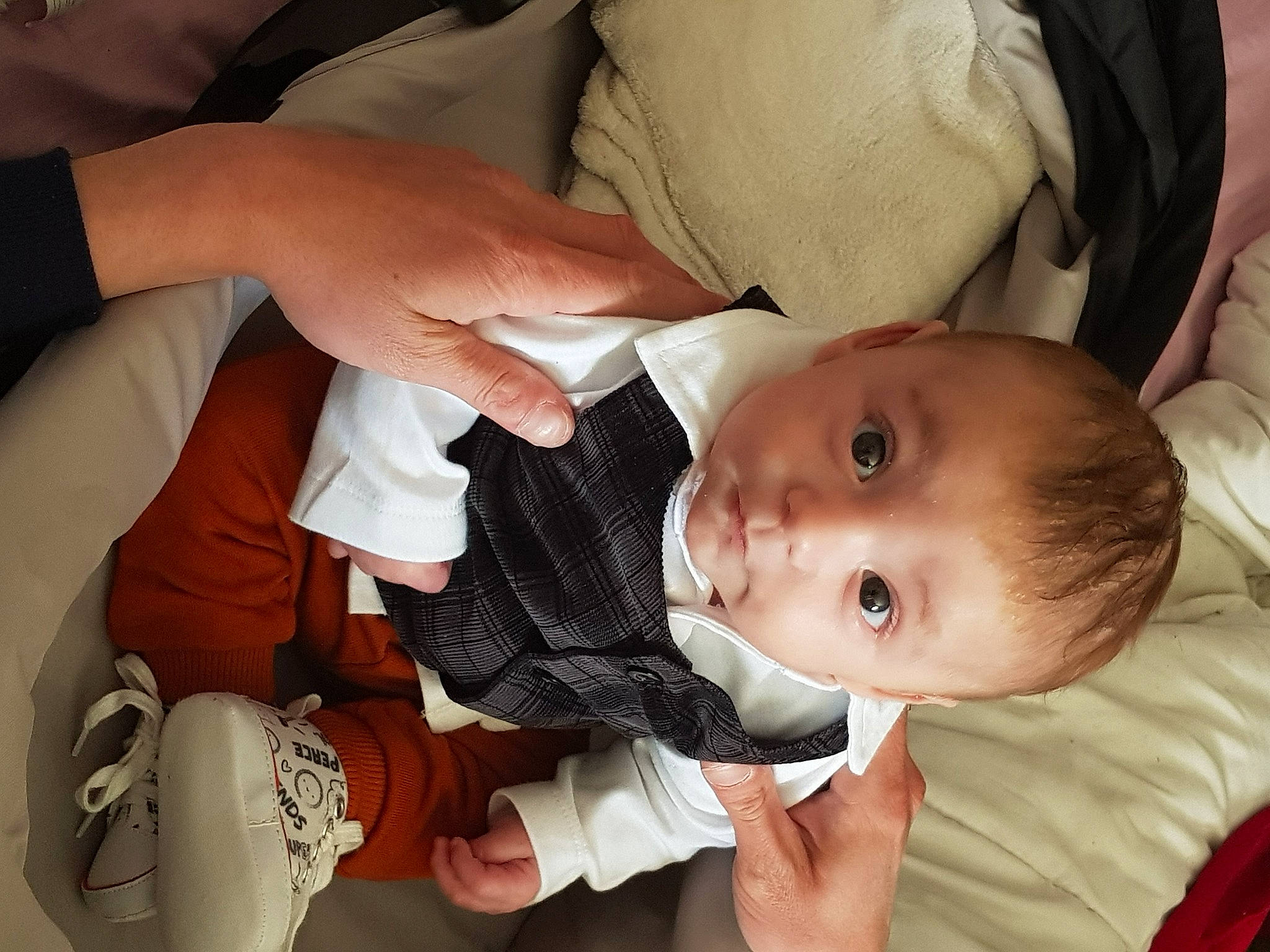 Timéo participe au concours pour gagner de l'argent avec cette photo : baby, baby_products, baby_toddler_clothing, cheek, child, comfort, event, eye, eyebrow, finger, gesture, hand, happy, iris, mouth, nail, person, skin, thumb, toddler