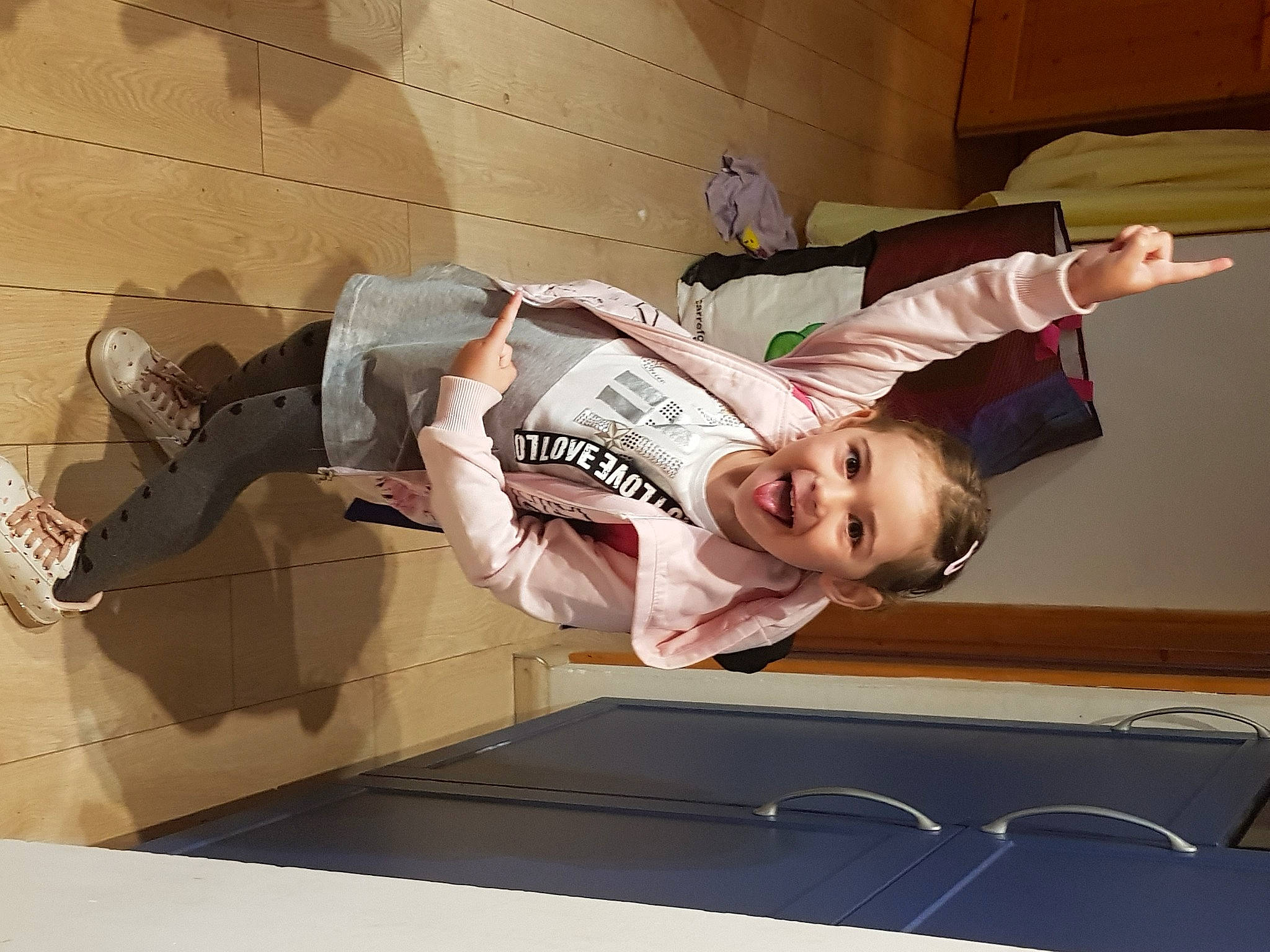 Enza a rejoint le concours — aidez-le/la à gagner de superbes lots ! child, comfort, elbow, flooring, fun, happy, human_leg, knee, person, room, sitting, sleeve, smile, sportswear, t_shirt, thigh, toddler, uniform, wood