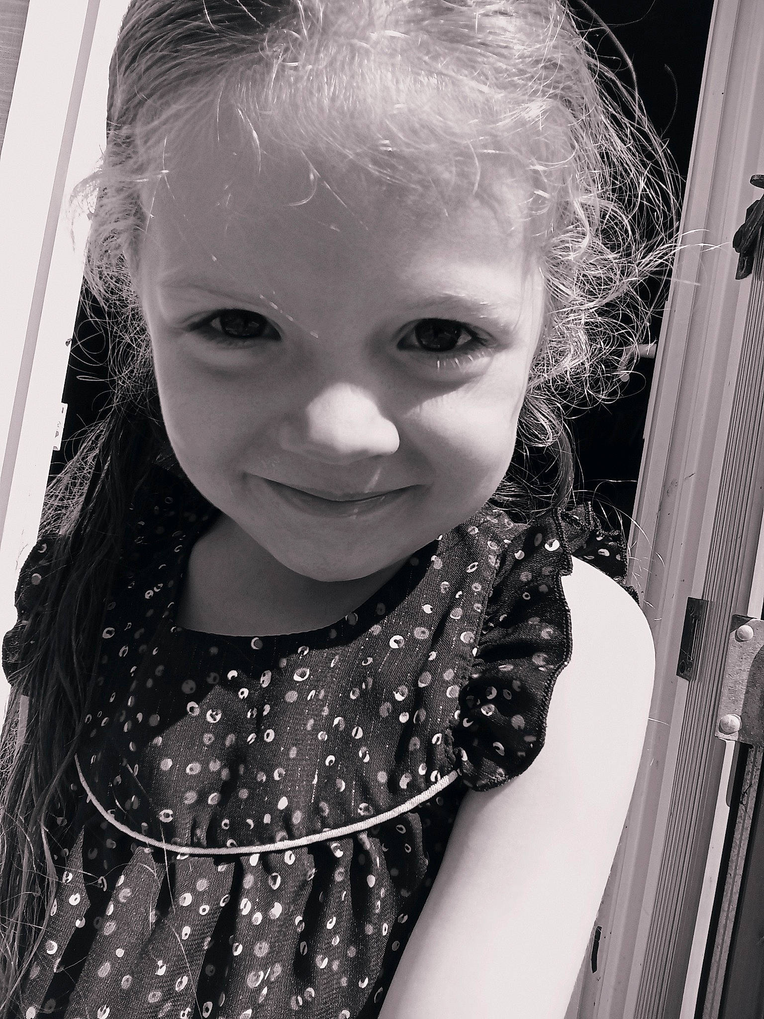 Maëlynn participe au concours pour gagner de l'argent avec cette photo : black, cheek, chin, eye, eyebrow, eyelash, fashion, flash_photography, hair, hairstyle, happy, head, human_body, iris, joy, lip, mouth, nose, organ, person