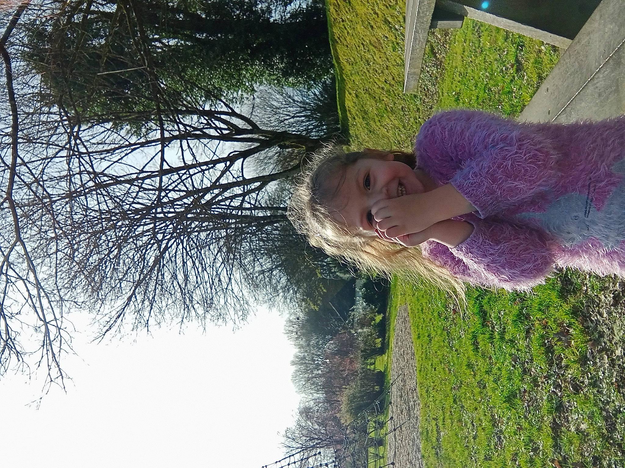 Maëlynn a rejoint le concours — aidez-le/la à gagner de superbes lots ! fun, grass, grass_family, happy, leisure, people_in_nature, person, plant, reflection, sky, smile, tints_and_shades, tree, trunk, twig, winter, wood, woody_plant