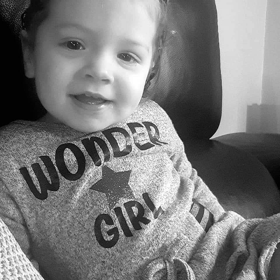 Maëlynn a rejoint le concours — aidez-le/la à gagner de superbes lots ! arm, black, cheek, chin, eye, eyebrow, face, facial_expression, forehead, hairstyle, hand, head, human, lip, muscle, neck, nose, person, shoulder, skin