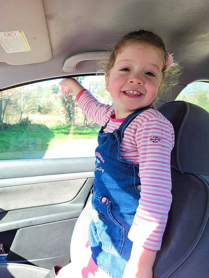 Maëlynn participe au concours pour gagner de l'argent avec cette photo : automotive_design, automotive_exterior, baby_toddler_clothing, car, car_seat, happy, iris, joy, leisure, mammal, mode_of_transport, motor_vehicle, person, pink, skin, sleeve, smile, steering_wheel, summer, toddler
