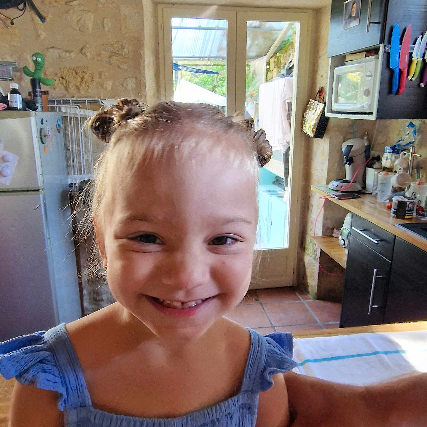 Bella a rejoint le concours — aidez-le/la à gagner de superbes lots ! accessories, bag, cabinet, child, computerhardware, electronics, face, female, furniture, girl, handbag, hardware, head, indoors, monitor, person, photography, portrait, screen, wood