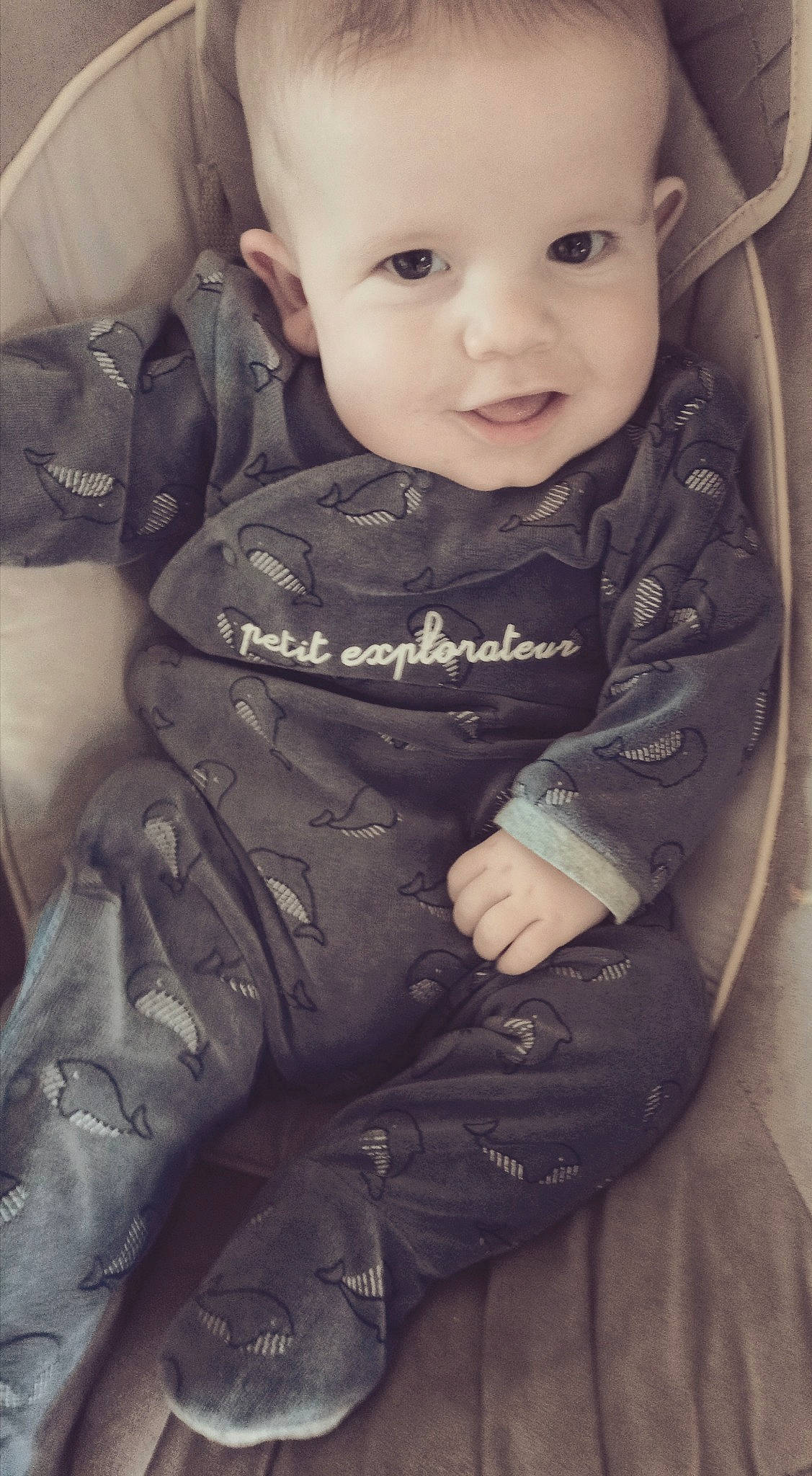 Nathan participe au concours pour gagner de l'argent avec cette photo : baby, baby_toddler_clothing, cheek, chin, comfort, eye, eyebrow, facial_expression, finger, hairstyle, head, iris, lip, mouth, nose, person, product, skin, sleeve, smile