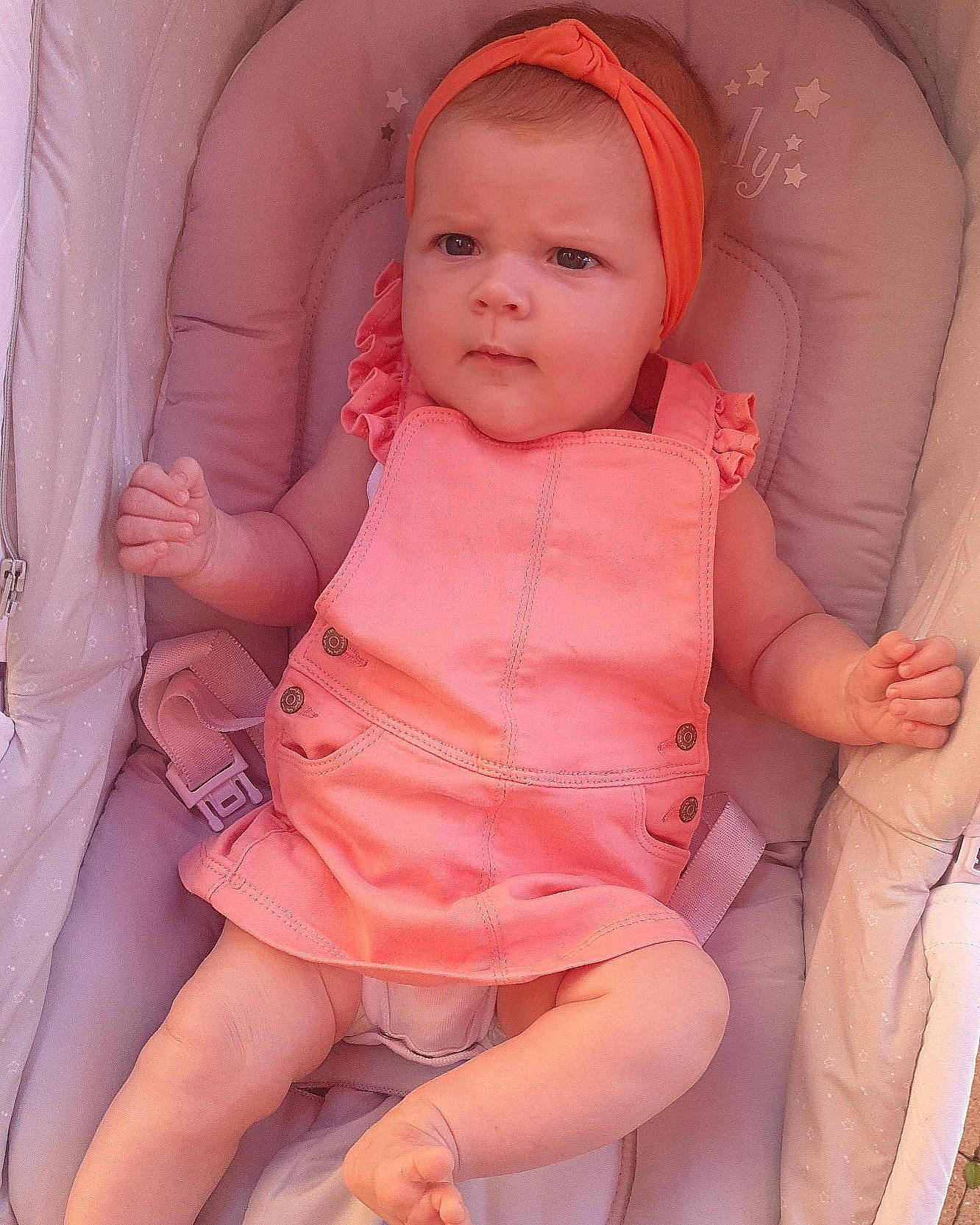 Abby a rejoint le concours — aidez-le/la à gagner de superbes lots ! arm, baby, baby_toddler_clothing, chair, cheek, comfort, finger, hand, human_body, joint, knee, lap, leg, mouth, muscle, neck, organ, person, pink, skin