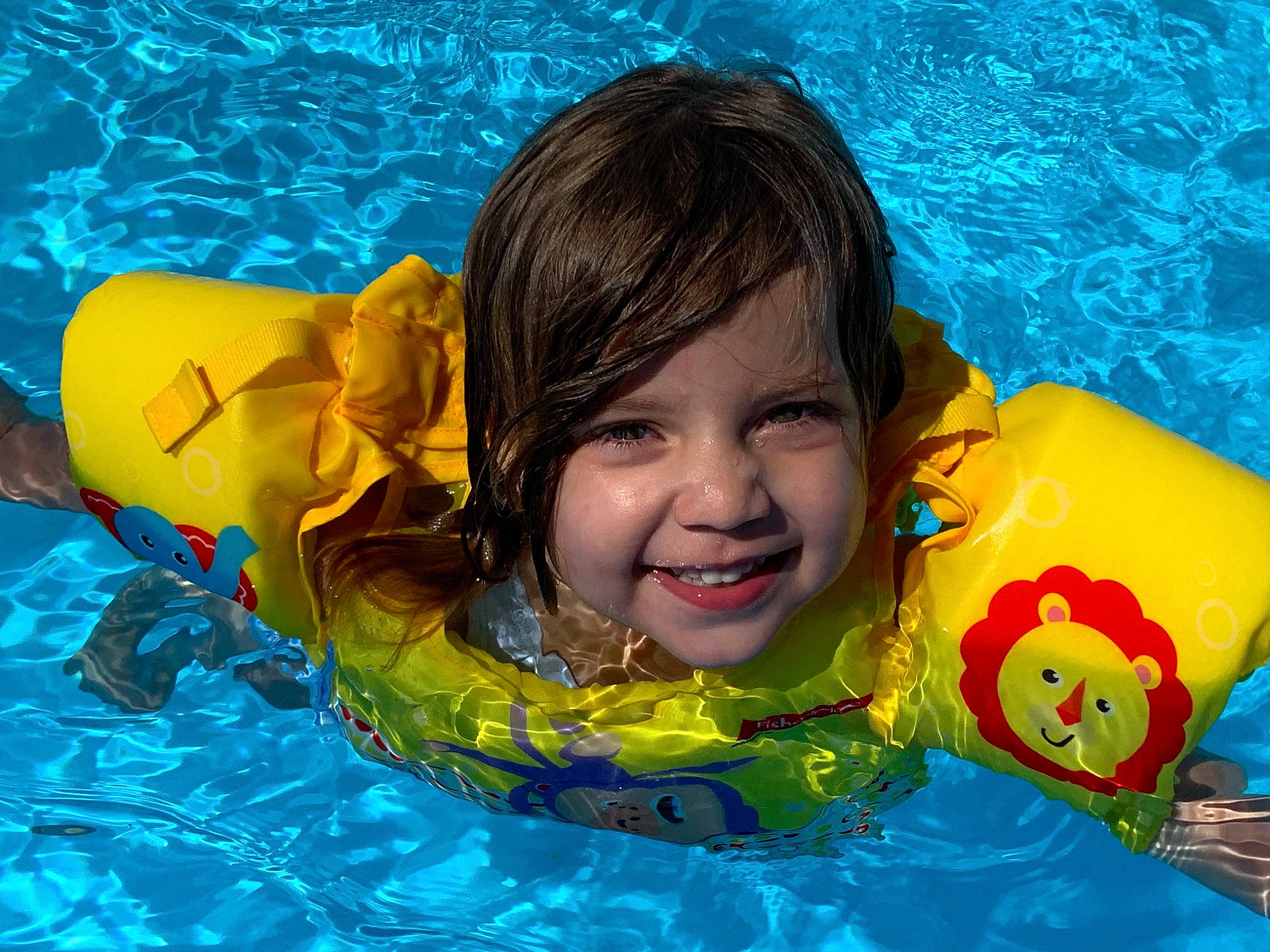 Luna a rejoint le concours — aidez-le/la à gagner de superbes lots ! baby_float, baby_products, child, fun, games, happy, inflatable, joy, leisure, lifejacket, person, play, product, recreation, smile, summer, swimming, swimming_pool, toddler, water