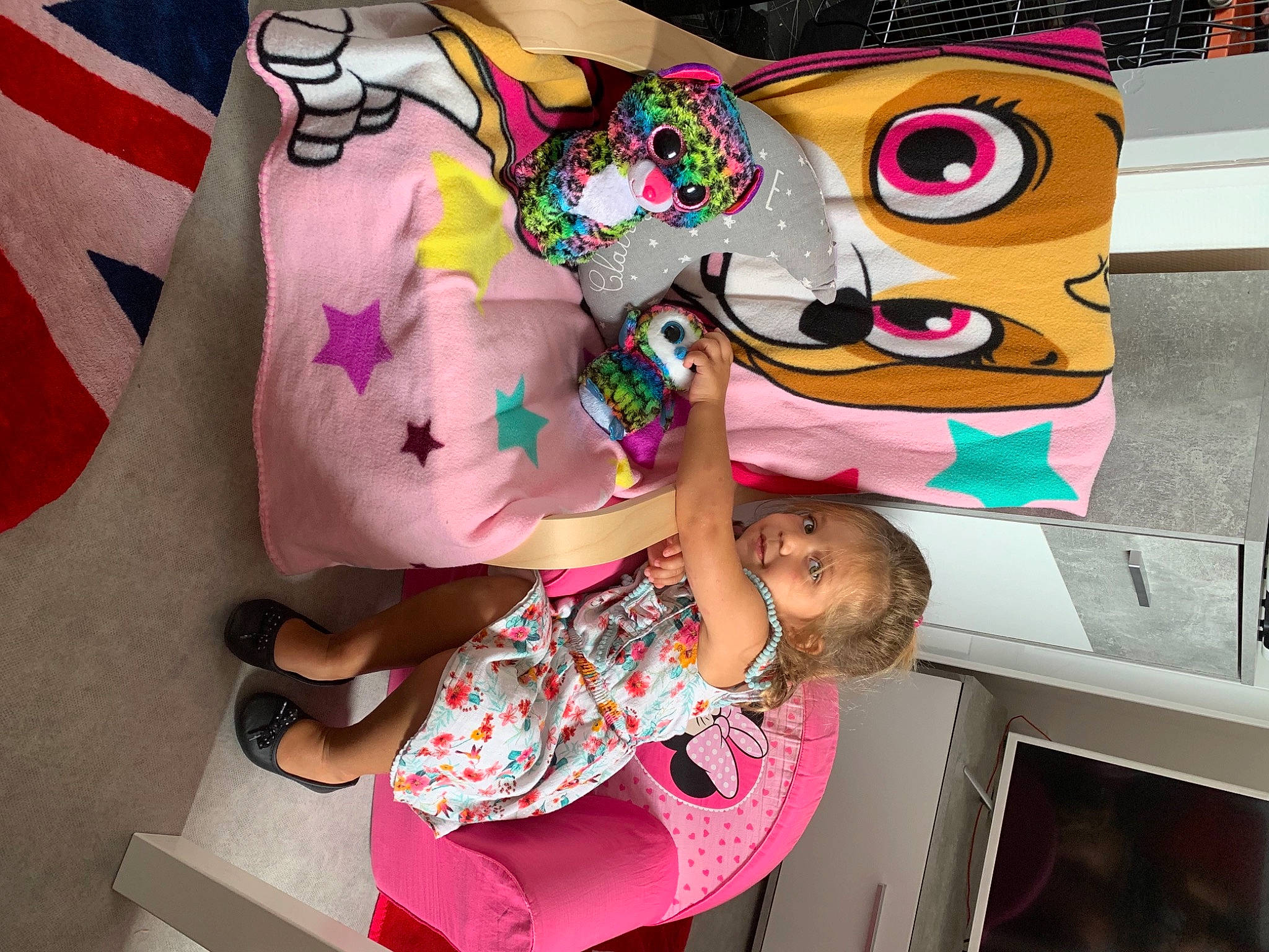 Luna participe au concours pour gagner de l'argent avec cette photo : art, child, fun, headgear, illustration, person, pink, plant, plush, stuffed_toy, style, textile, toy, vacation, visual_arts