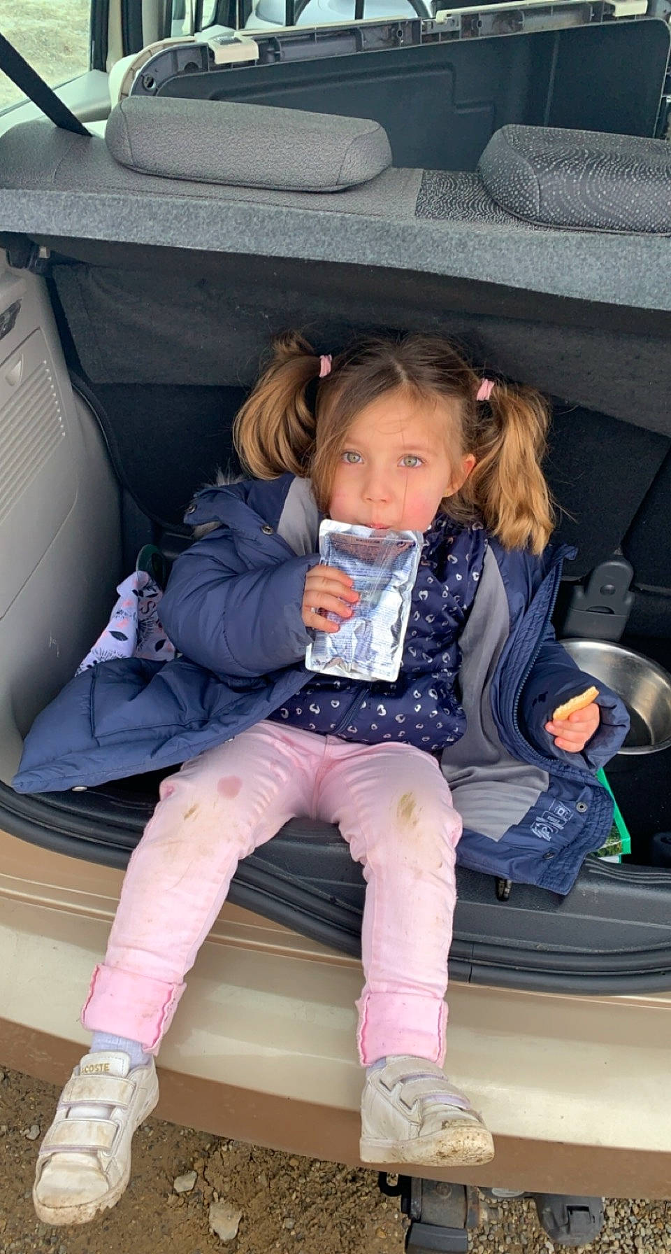 Luna participe au concours pour gagner de l'argent avec cette photo : automotive_design, automotive_exterior, blond, boot, car_seat, car_seat_cover, child, comfort, cool, fun, knee, lap, leg, motor_vehicle, mouth, person, purple, sneakers, sock, toddler