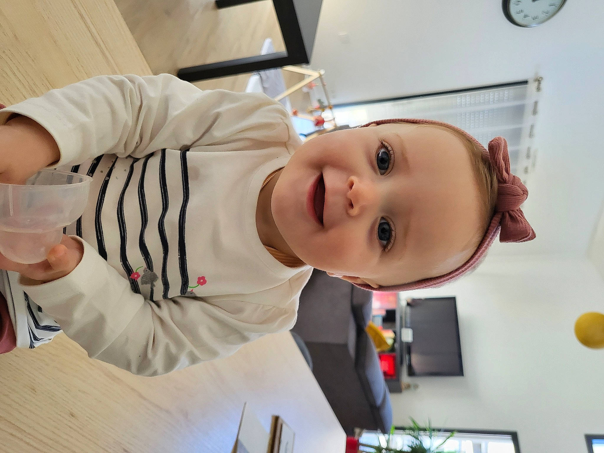 Alba a rejoint le concours — aidez-le/la à gagner de superbes lots ! baby, baby_products, baby_toddler_clothing, child, clock, eye, facial_expression, fun, happy, hat, joy, nose, person, room, sleeve, smile, suit, tie, toddler