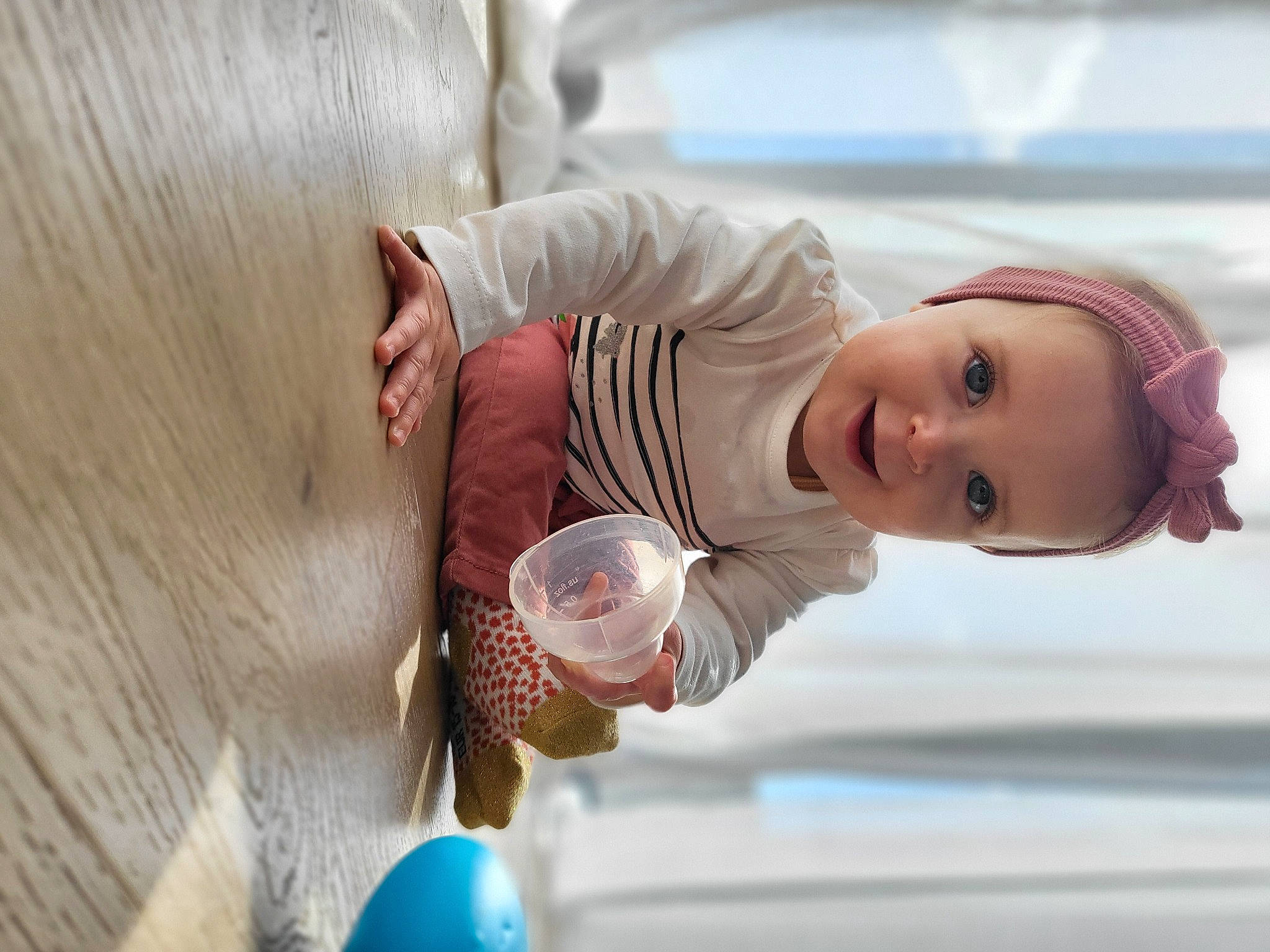 Alba participe au concours pour gagner de l'argent avec cette photo : baby, baby_products, baby_toddler_clothing, ball, child, comfort, fun, happy, leisure, mammal, nose, person, recreation, sitting, skin, sleeve, toddler, tree, water, wood