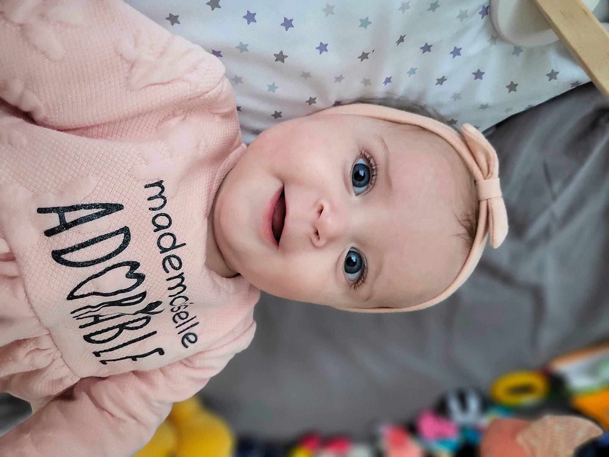 Alba a rejoint le concours — aidez-le/la à gagner de superbes lots ! baby, baby_toddler_clothing, cheek, chin, clothing, eye, eyelash, facial_expression, happy, head, headgear, lip, nose, person, skin, sleeve, textile, toddler, toy, white