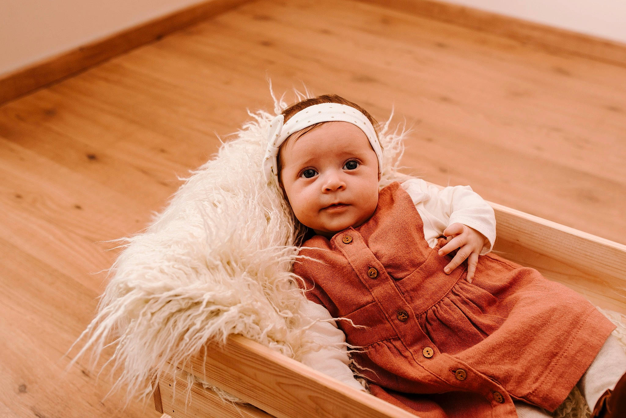Alba a rejoint le concours — aidez-le/la à gagner de superbes lots ! baby, baby_toddler_clothing, child, comfort, eye, flash_photography, flooring, fur, fur_clothing, grass, happy, hardwood, headgear, headwear, outerwear, peach, person, portrait_photography, sitting, toddler