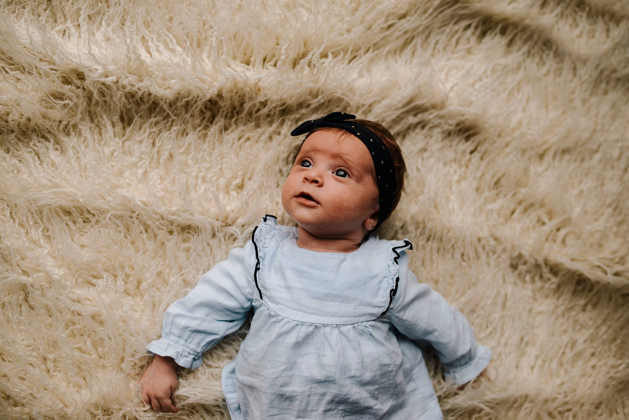 Alba a rejoint le concours — aidez-le/la à gagner de superbes lots ! baby, child, eye, flash_photography, freezing, fun, grass, grassland, happy, headwear, iris, jacket, landscape, outerwear, people_in_nature, person, sand, sitting, skin, smile