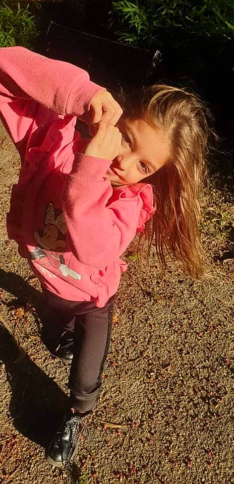 Tilyana participe au concours pour gagner de l'argent avec cette photo : blond, child, flash_photography, fun, gesture, grass, happy, leisure, love, magenta, people_in_nature, person, plant, play, recreation, sitting, soil, tints_and_shades, toddler, tree