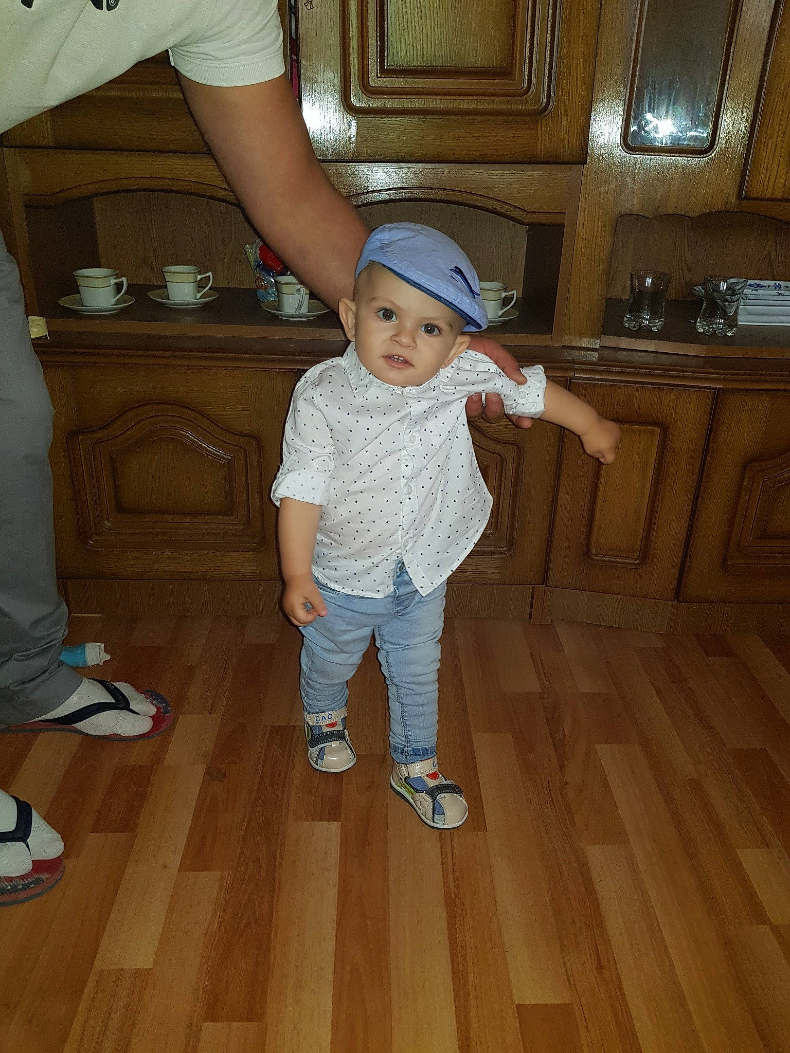 Damian participe au concours pour gagner de l'argent avec cette photo : child, floor, flooring, hardwood, headwear, leg, person, room, standing, toddler, trunk, wood, wood_flooring