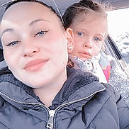 Inaya a rejoint le concours — aidez-le/la à gagner de superbes lots ! woman, child, car, jacket, winter, portrait, face, smile, childhood, eyewear, zipper, scarf, seat, seatbelt, window, hair, blue_eyes, casual, indoor, family