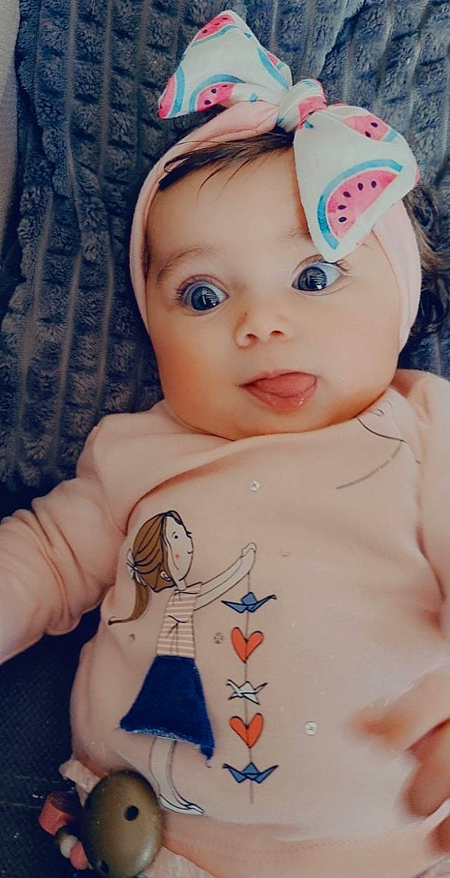 Catalèya a rejoint le concours — aidez-le/la à gagner de superbes lots ! baby, baby_toddler_clothing, cap, cheek, eye, eyebrow, eyelash, face, hairstyle, happy, hat, head, headwear, iris, lip, nose, organ, person, pink, skin