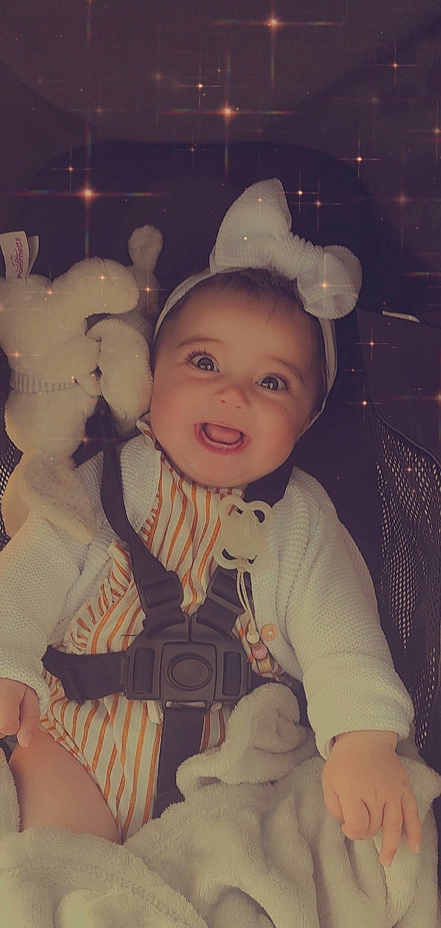 Catalèya a rejoint le concours — aidez-le/la à gagner de superbes lots ! baby_toddler_clothing, cheek, child, cool, event, eye, face, flash_photography, fun, fur, gesture, hairstyle, happy, head, pattern, person, sitting, skin, smile, textile