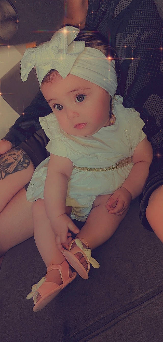 Catalèya a rejoint le concours — aidez-le/la à gagner de superbes lots ! baby, baby_toddler_clothing, beauty, cap, child, cool, costume_hat, dress, finger, flash_photography, hand, hat, headwear, human_leg, iris, lip, organ, person, pink, skin