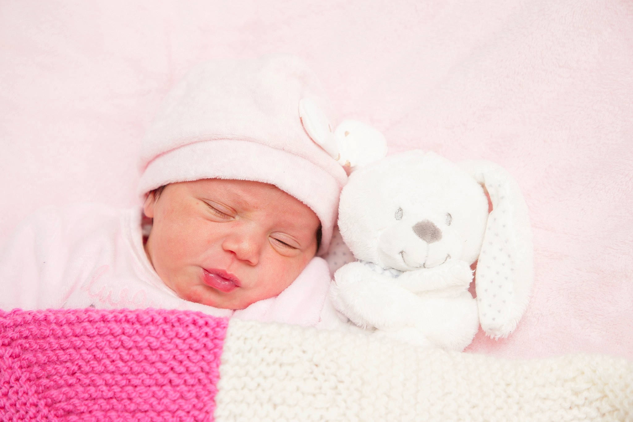 Catalèya a rejoint le concours — aidez-le/la à gagner de superbes lots ! baby_products, baby_sleeping, baby_toddler_clothing, baby_toys, beanie, bear, bedtime, bonnet, cheek, comfort, headwear, linens, nap, person, pink, plush, sleep, stuffed_toy, teddy_bear, textile