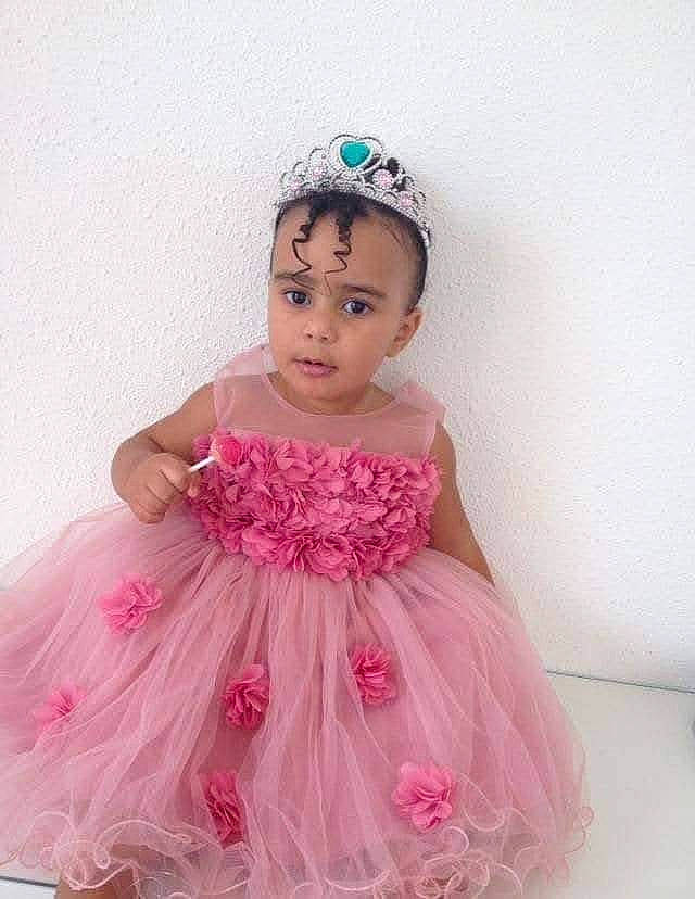 Maëlys a rejoint le concours — aidez-le/la à gagner de superbes lots ! arm, baby_toddler_clothing, bridal_party_dress, day_dress, dress, embellishment, face, fashion_design, gown, happy, headgear, headpiece, magenta, one_piece_garment, person, petal, pink, purple, skin, sleeve