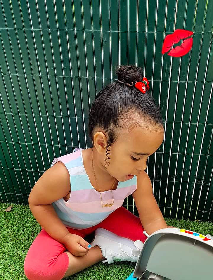 Maëlys participe au concours pour gagner de l'argent avec cette photo : automotive_exterior, automotive_lighting, baby, black_hair, child, flooring, fun, grass, green, happy, human_leg, leisure, pattern, person, play, recreation, sitting, summer, toddler, vehicle_door