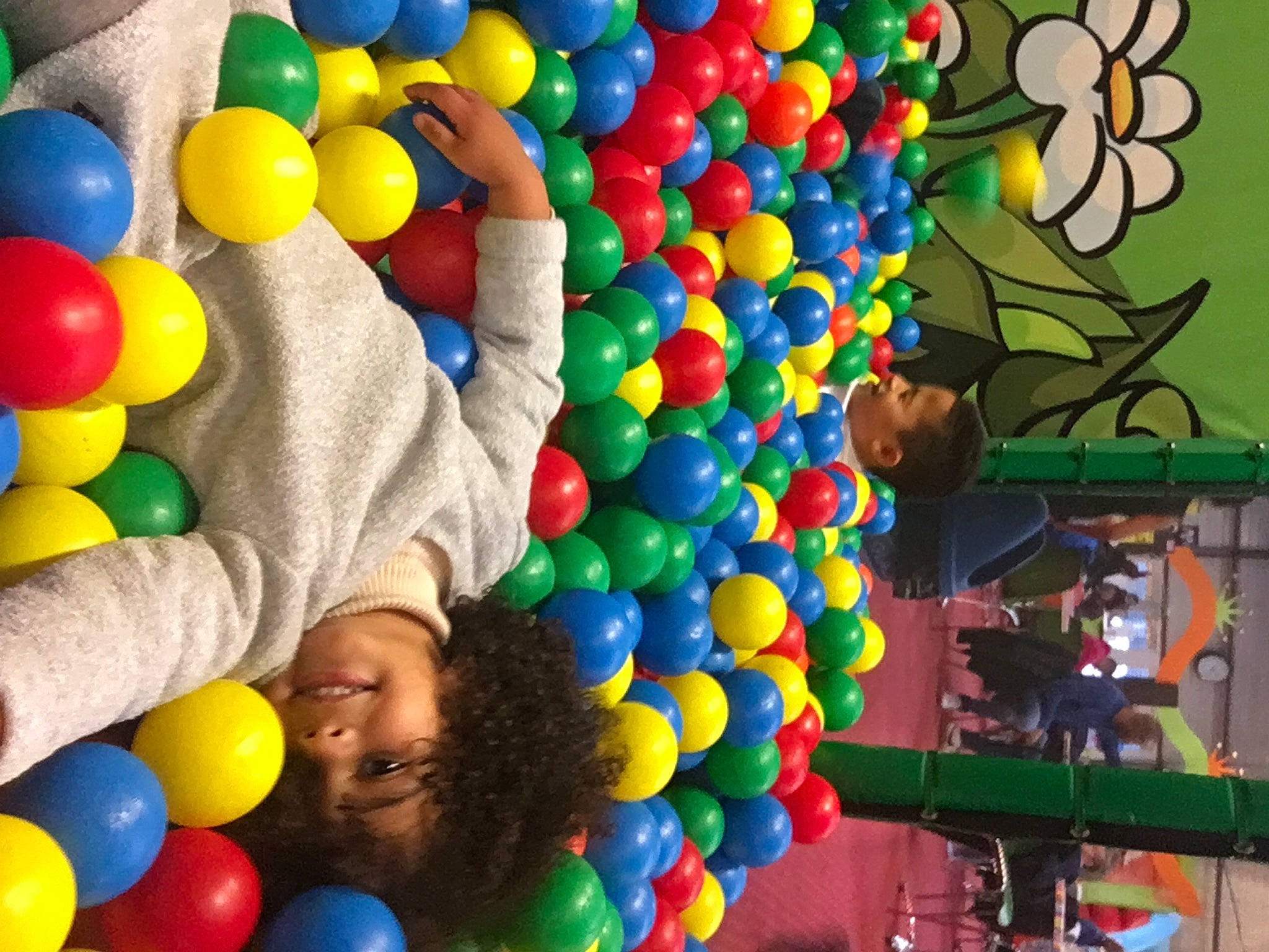 Maëlys a rejoint le concours — aidez-le/la à gagner de superbes lots ! ball_pit, balloon, child, community, event, fun, leisure, party, party_supply, people, person, photograph, play, playground, playing_sports, product, public_space, snapshot, toddler, toy