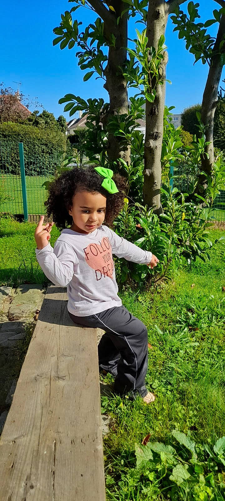 Maëlys a rejoint le concours — aidez-le/la à gagner de superbes lots ! adaptation, baby_toddler_clothing, botany, fun, garden, grass, grass_family, grassland, green, happy, leisure, people_in_nature, person, plant, recreation, sky, terrestrial_plant, toddler, tree, wilderness