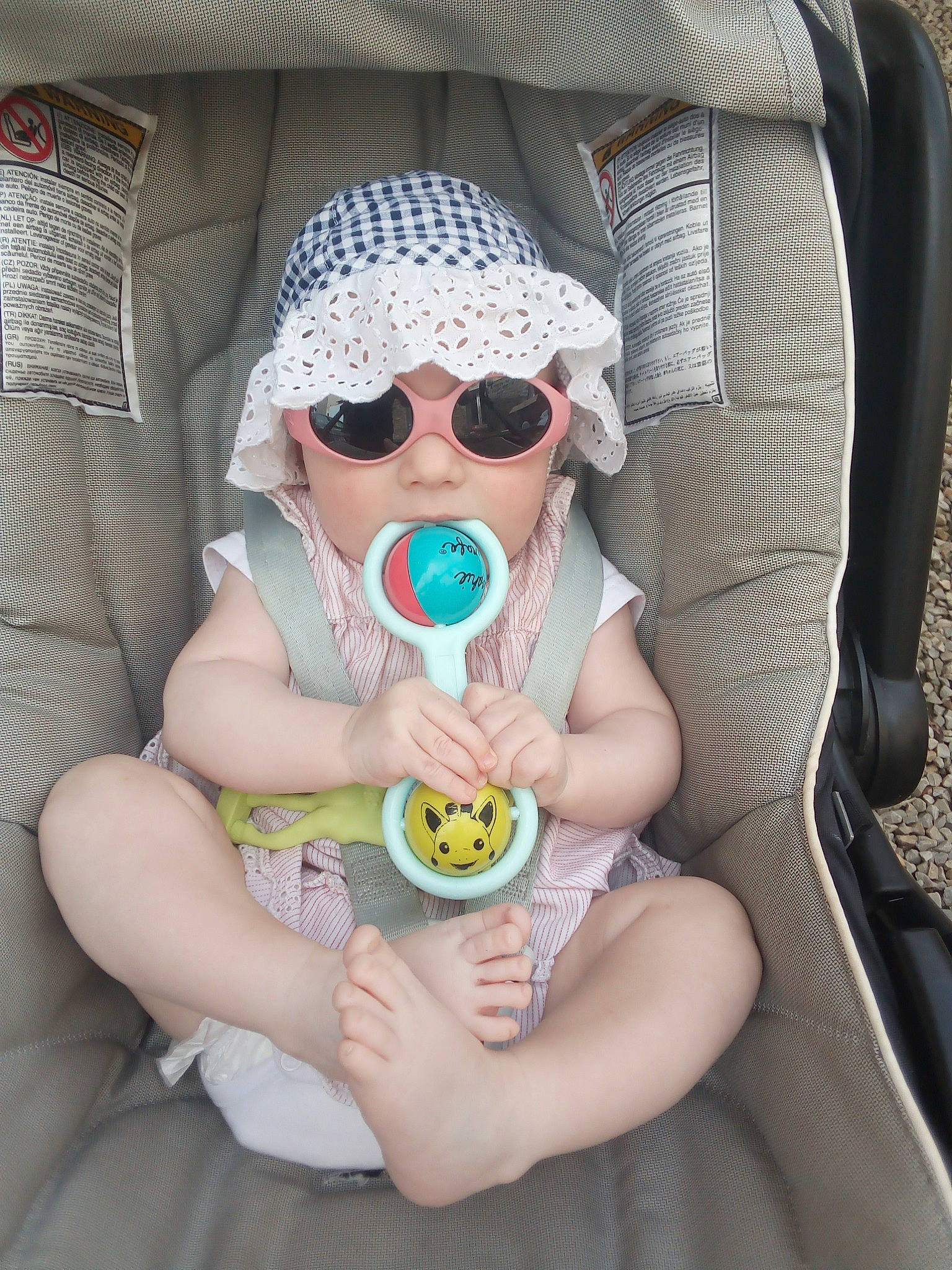Hanaïa participe au concours pour gagner de l'argent avec cette photo : car_seat, child, headwear, person