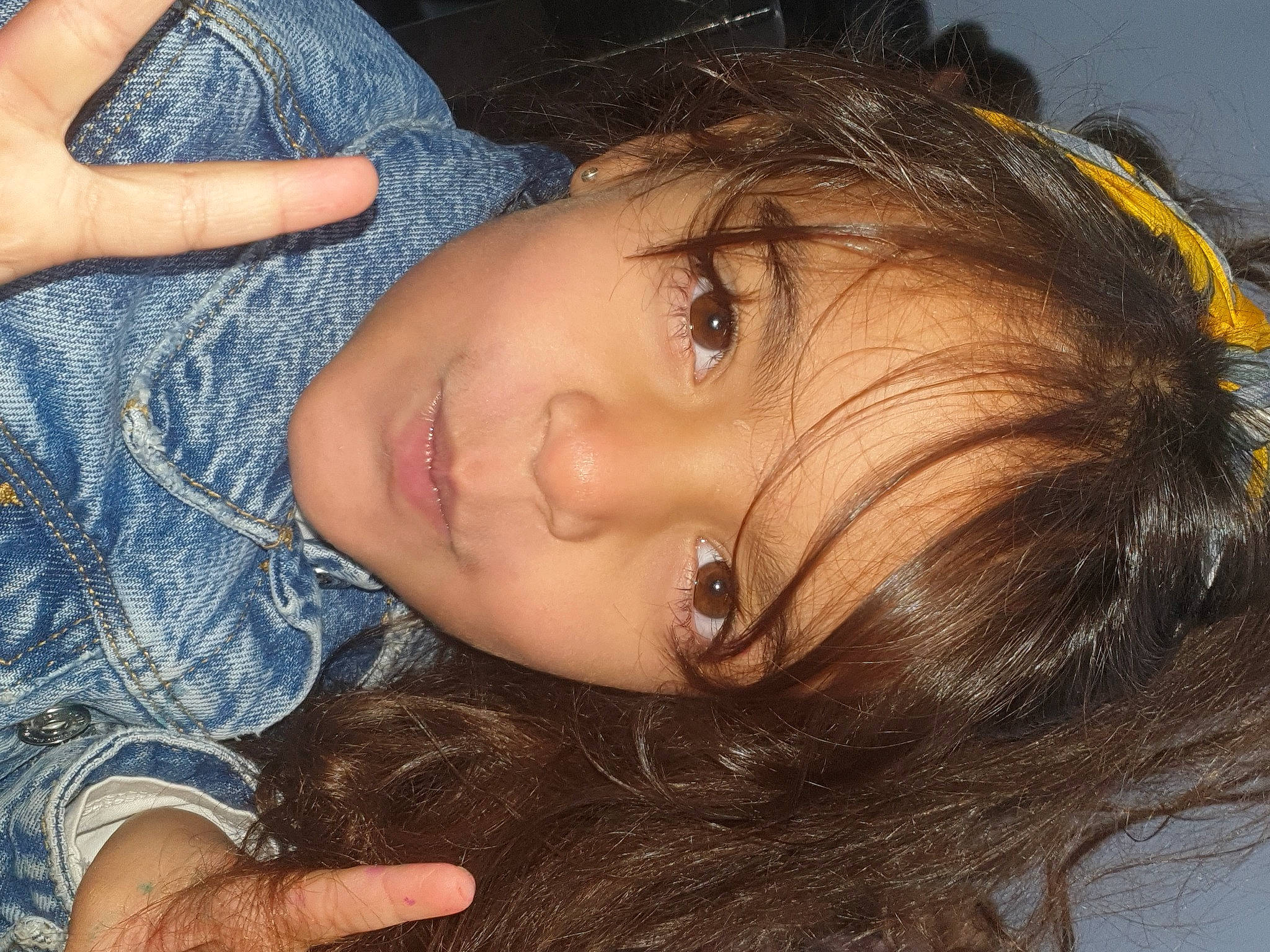 Siham participe au concours pour gagner de l'argent avec cette photo : black_hair, cheek, chin, ear, eyebrow, eyelash, finger, forehead, gesture, happy, head, human_body, iris, jaw, lip, mouth, neck, nose, person, skin