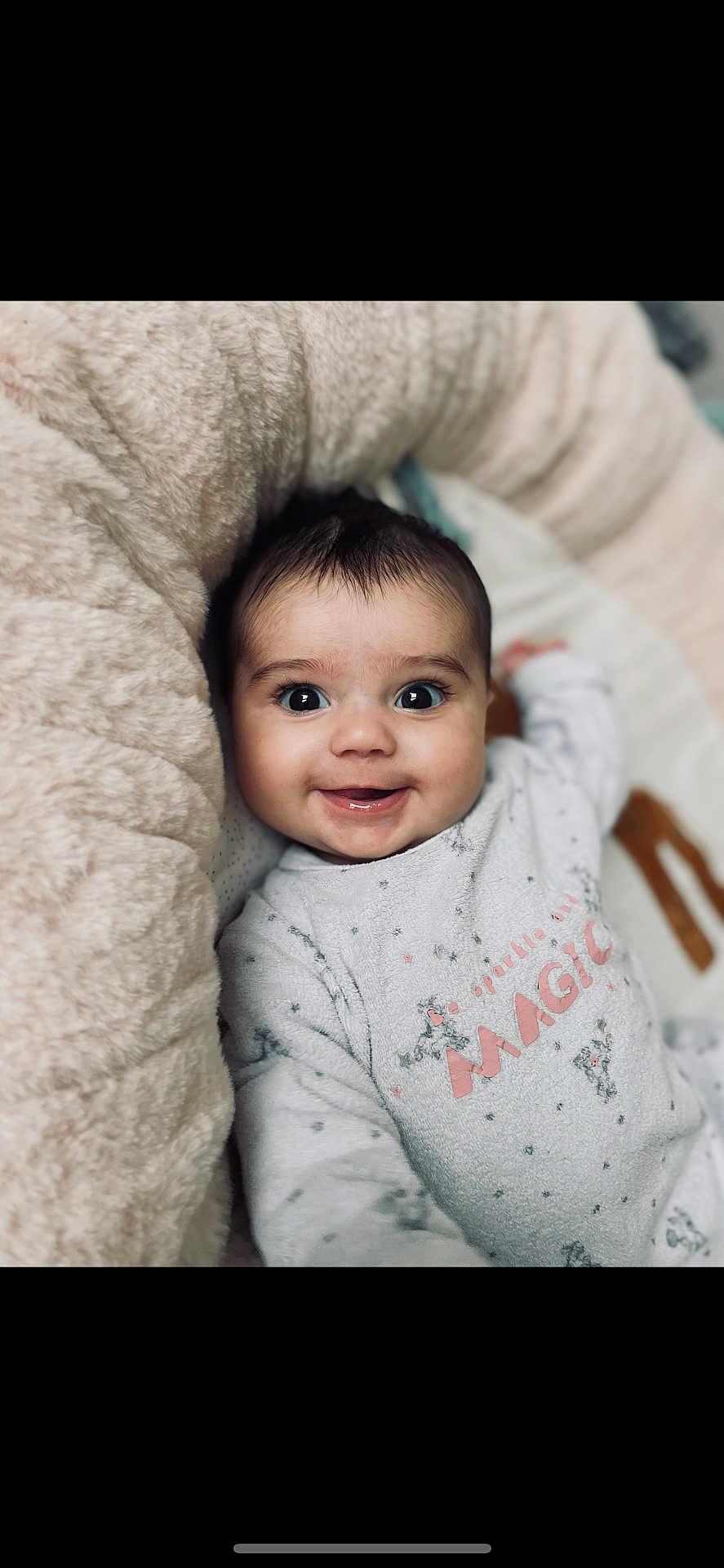Mia a rejoint le concours — aidez-le/la à gagner de superbes lots ! baby, smiling, infant, face, eyes, clothing, soft, cushion, cozy, cute, portrait, child, happy, indoors, sleepwear, expression, young, adorable, warm, comfort