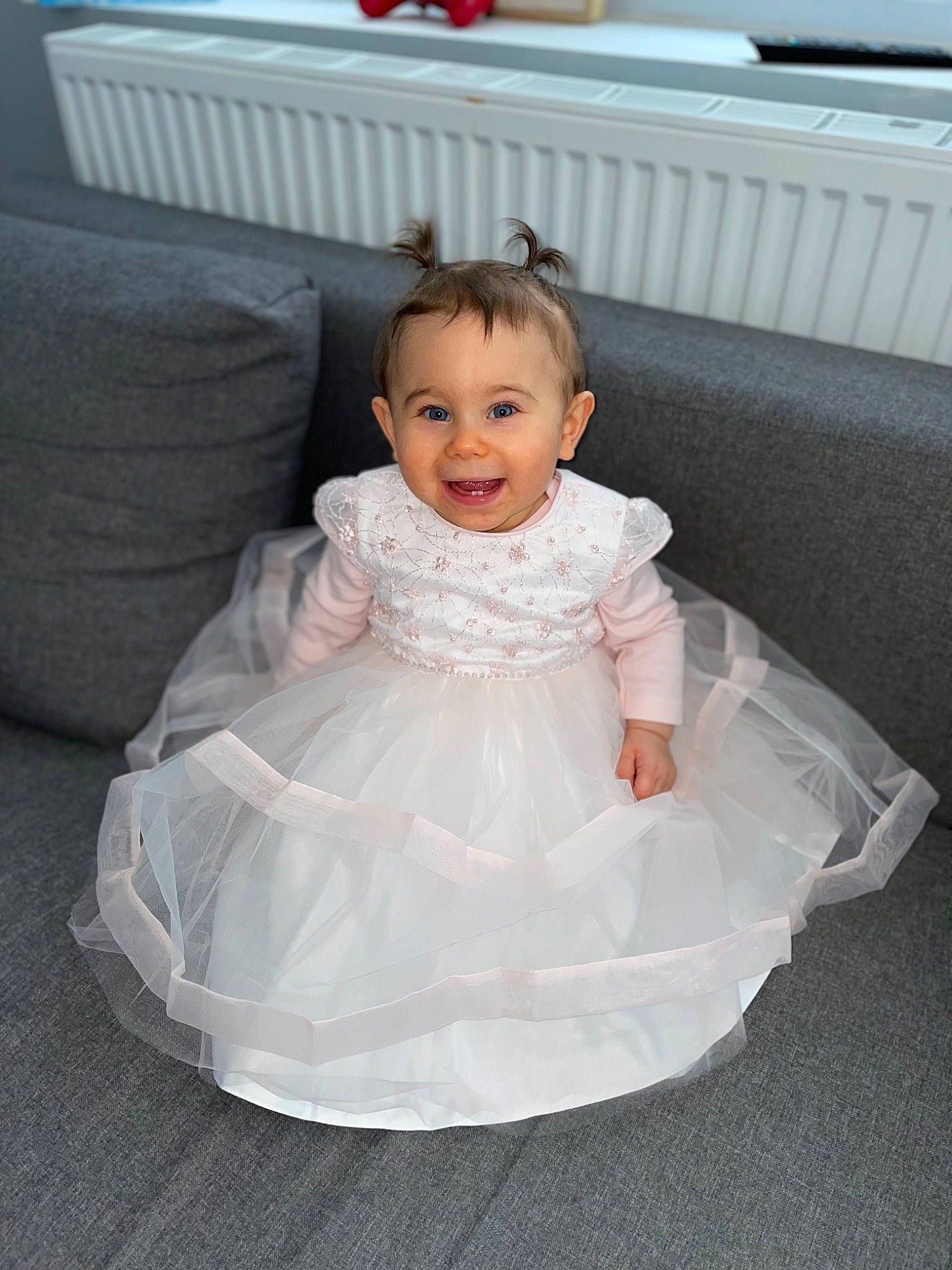 Leiya a rejoint le concours — aidez-le/la à gagner de superbes lots ! baby, baby_toddler_clothing, bridal_accessory, bridal_clothing, bridal_party_dress, child, couch, day_dress, dress, flash_photography, formal_wear, gown, hairstyle, happy, head, headgear, person, sleeve, smile, textile