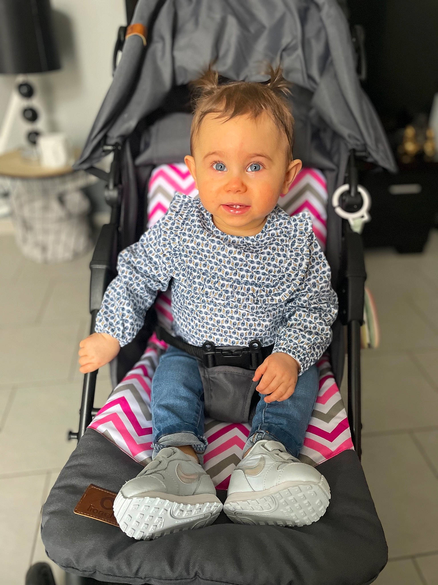 Leiya participe au concours pour gagner de l'argent avec cette photo : baby, baby_carriage, baby_products, baby_safety, baby_toddler_clothing, bag, chair, cheek, child, comfort, event, face, fashion_accessory, head, knee, lap, leisure, person, sitting, sleeve