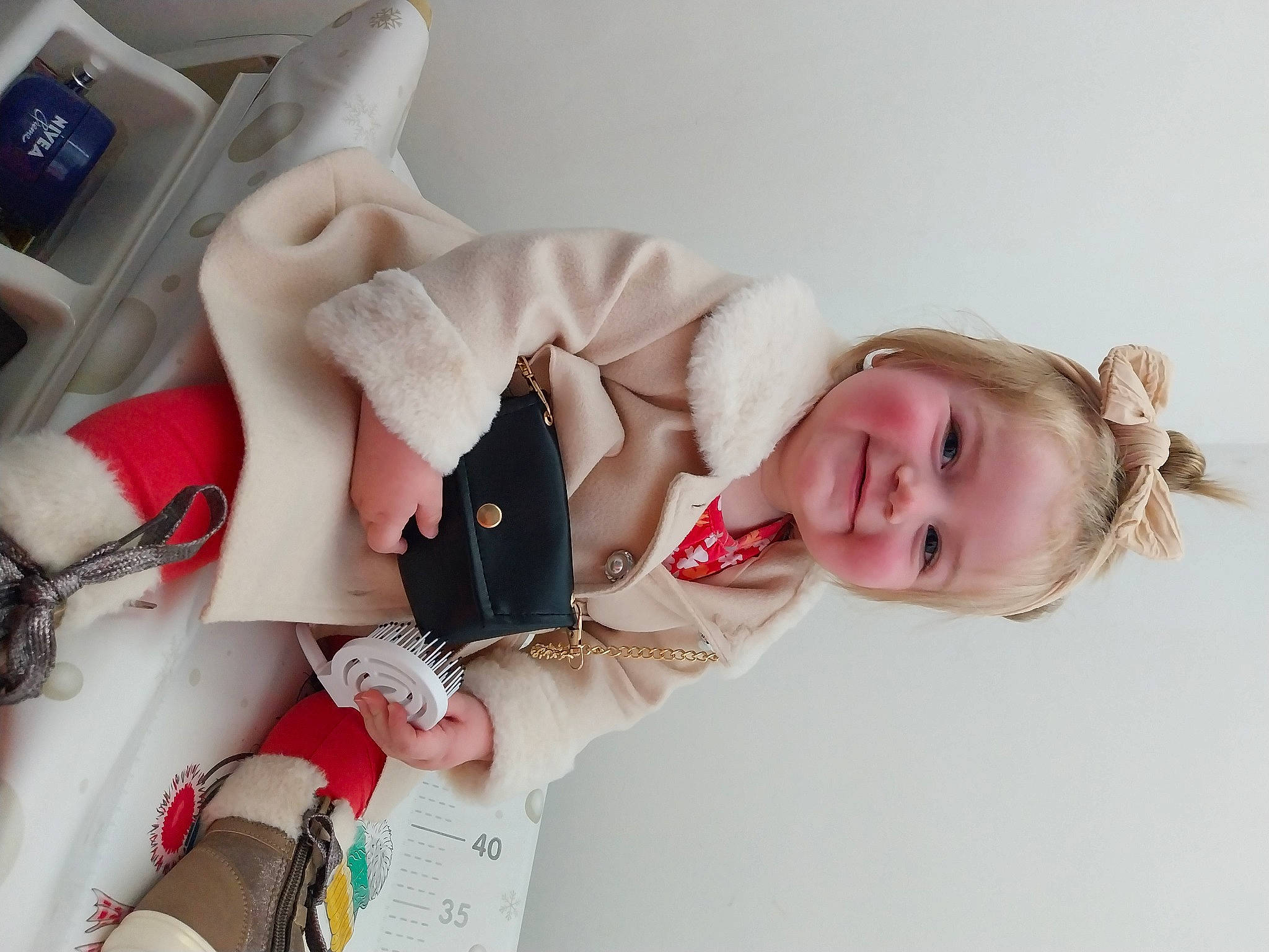 Clémence a rejoint le concours — aidez-le/la à gagner de superbes lots ! arm, comfort, elbow, eyelash, finger, gesture, happy, human_body, human_leg, joint, joy, knee, nail, neck, person, shoulder, skin, sleeve, textile, thigh