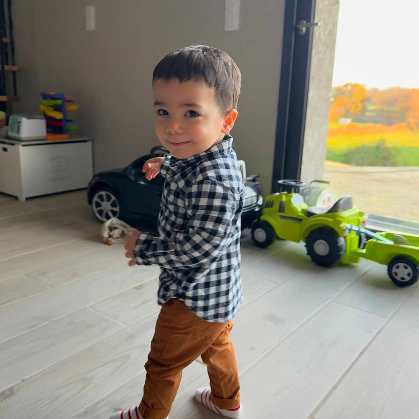 Léo a rejoint le concours — aidez-le/la à gagner de superbes lots ! boy, child, clothing, face, footwear, head, hosiery, indoors, jeans, machine, male, pants, person, photography, portrait, shoe, sleeve, sock, standing, wheel
