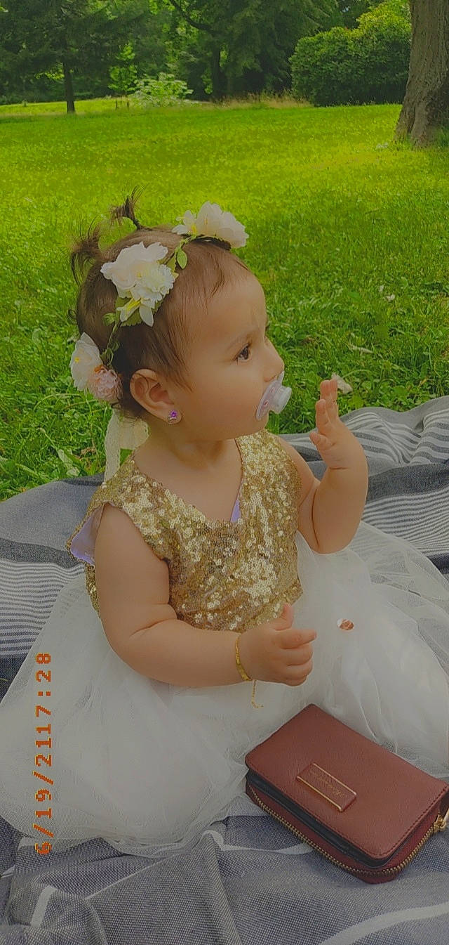 Lea participe au concours pour gagner de l'argent avec cette photo : baby, baby_toddler_clothing, child, dress, embellishment, event, flower, fun, grass, happy, headband, headpiece, jewellery, person, petal, pink, plant, skin, summer, toddler