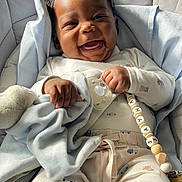 Jayhan a rejoint le concours — aidez-le/la à gagner de superbes lots ! baby, smiling, blanket, pacifier, clothing, infant, cute, happy, indoors, seat, child, portrait, soft_toy, beads, light, face, hand, relaxing, comfort, cozy