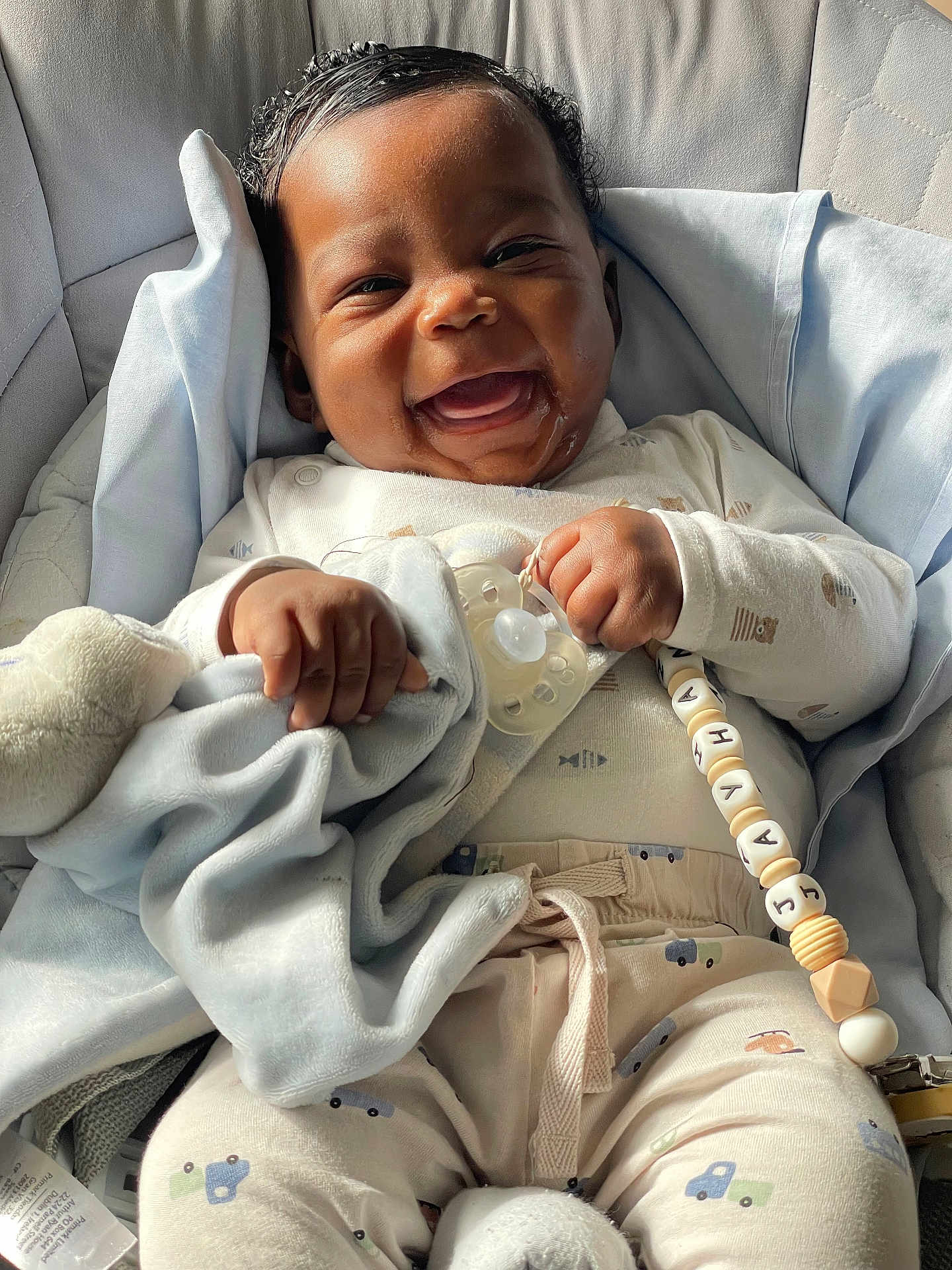 Jayhan a rejoint le concours — aidez-le/la à gagner de superbes lots ! baby, smiling, blanket, pacifier, clothing, infant, cute, happy, indoors, seat, child, portrait, soft_toy, beads, light, face, hand, relaxing, comfort, cozy