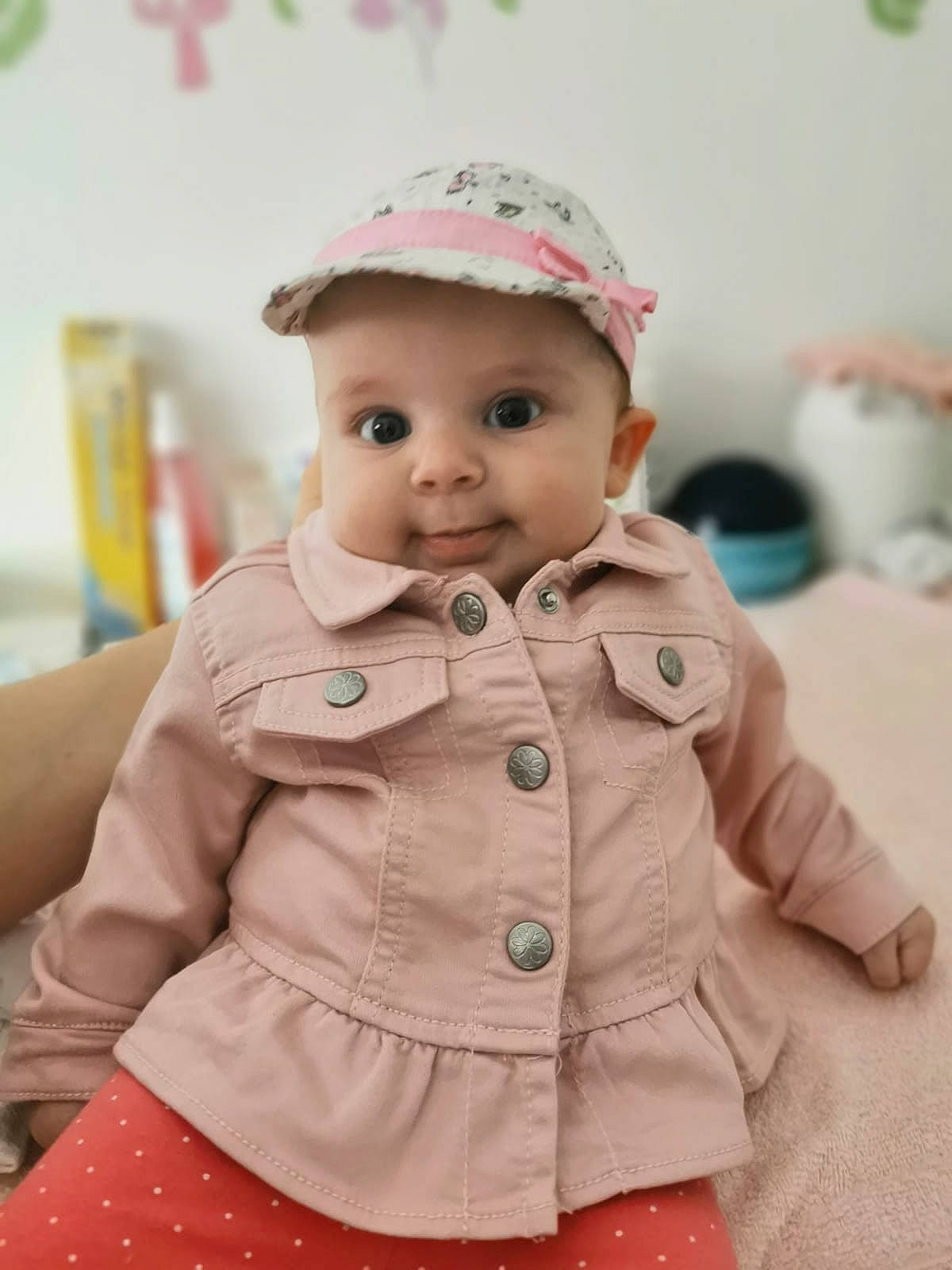 Maëly a rejoint le concours — aidez-le/la à gagner de superbes lots ! baby, baby_toddler_clothing, child, child_model, clothing, coat, headwear, outerwear, person, pink, sleeve, toddler, trench_coat
