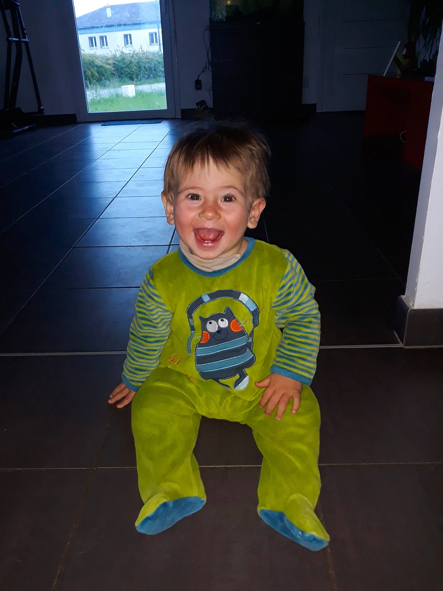 Lyam a rejoint le concours — aidez-le/la à gagner de superbes lots ! child, floor, flooring, fun, joy, outerwear, person, play, sitting, smile, standing, t_shirt, toddler, vacation