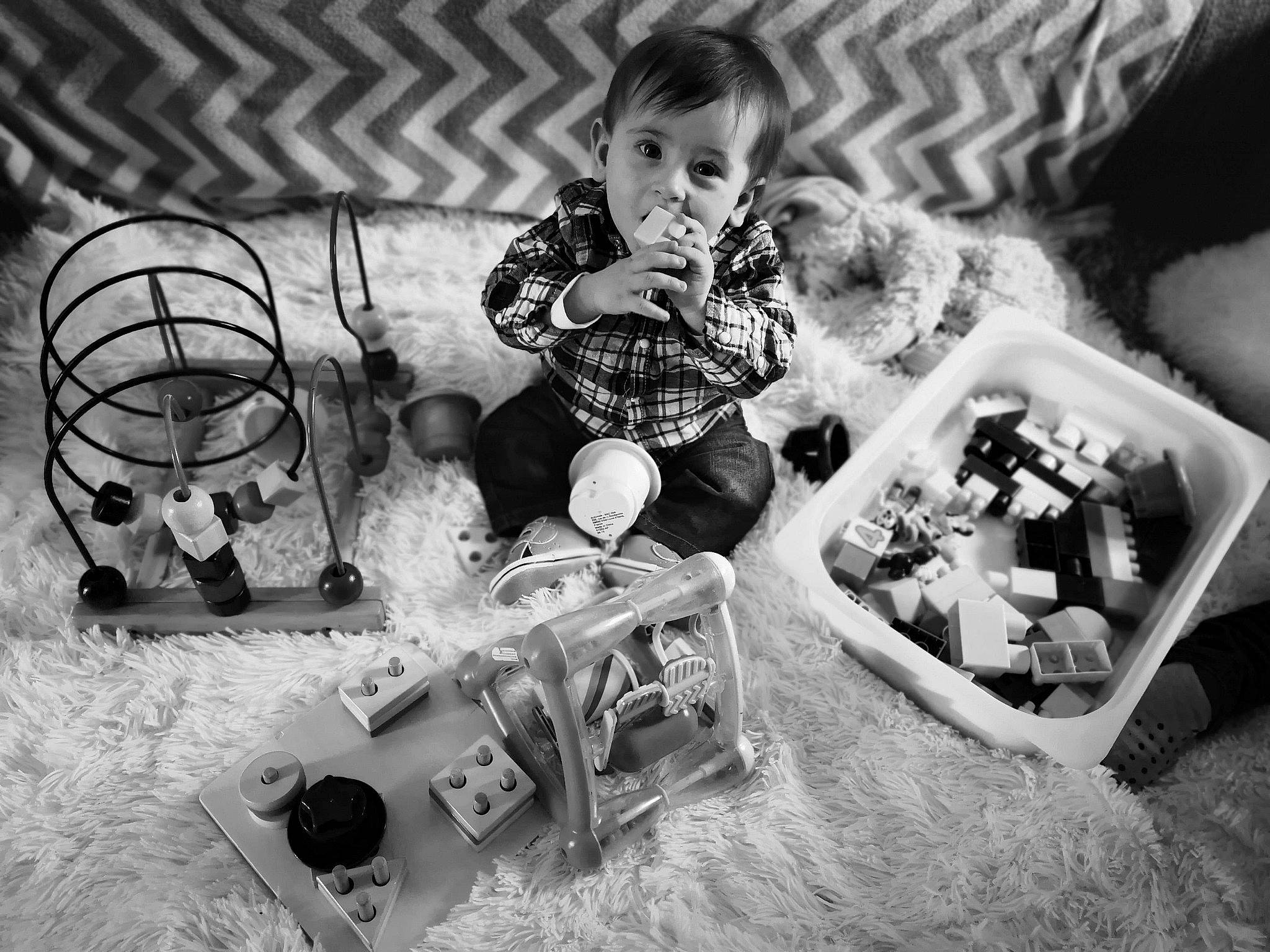 Lyam a rejoint le concours — aidez-le/la à gagner de superbes lots ! black, black_and_white, child, joy, monochrome, monochrome_photography, person, photography, play, still_life_photography, stock_photography, style, white