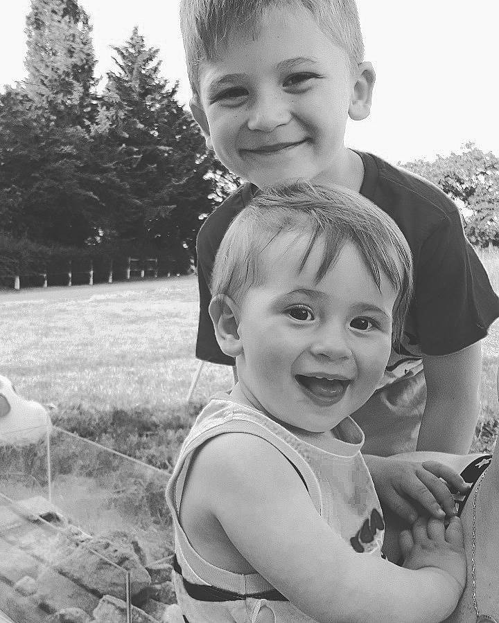 Noah a rejoint le concours — aidez-le/la à gagner de superbes lots ! black_and_white, child, face, facial_expression, family, fun, happy, joy, laugh, monochrome, monochrome_photography, people, person, photograph, photography, sibling, smile, snapshot, standing, stock_photography